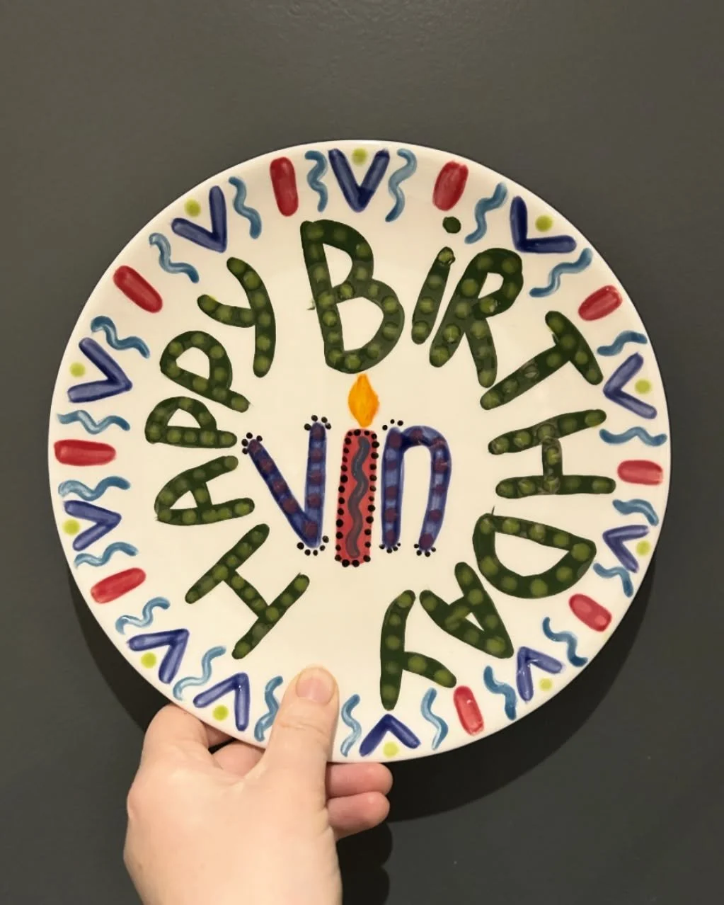 This mum came with her NCT crew but without her baby, I think little one was a bit unwell. She decided to paint anyway. It’s a real corker don’t you think? Bold graphic style. Love it! ❤️
All pots are ready to pick up. Check emails or DM