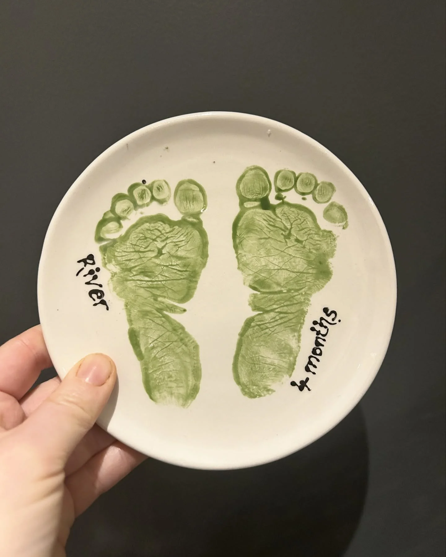 Mini plates for mini feet ❤️
We can squeeze 2 more in tomorrow @12.30 DM if you want to join us.
#potterypainting #babyfootprints #walthamstow #e17