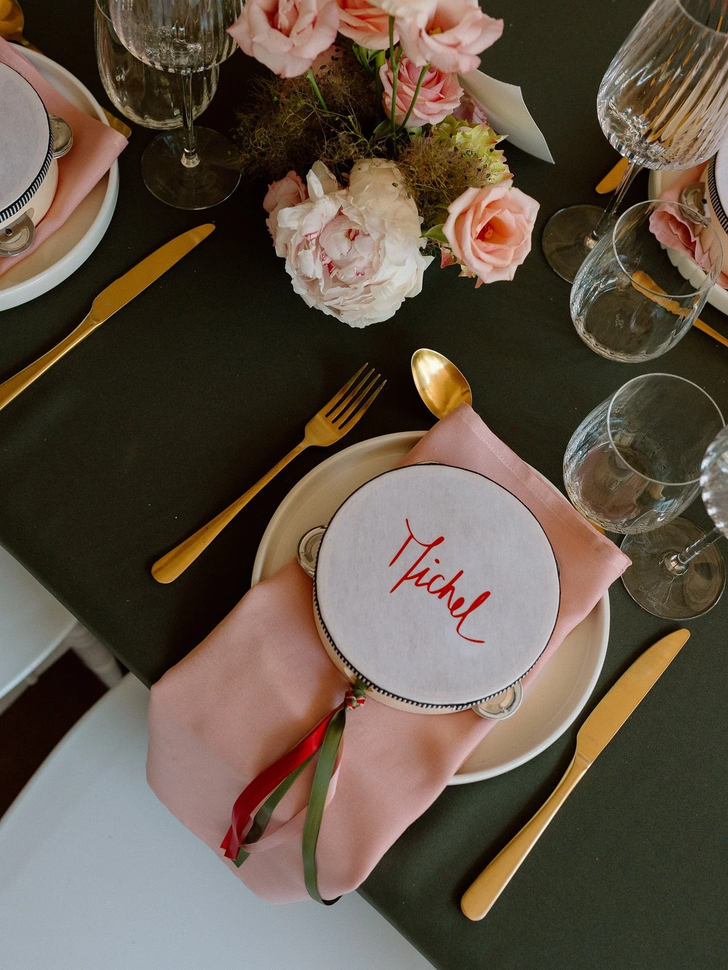 La d&eacute;coration de table 
Elle doit refl&eacute;ter votre ambiance, votre histoire et cr&eacute;er une atmosph&egrave;re inoubliable pour vos invit&eacute;s. 

Voici 5 conseils pour r&eacute;ussir votre d&eacute;coration de table : 
- Choisissez