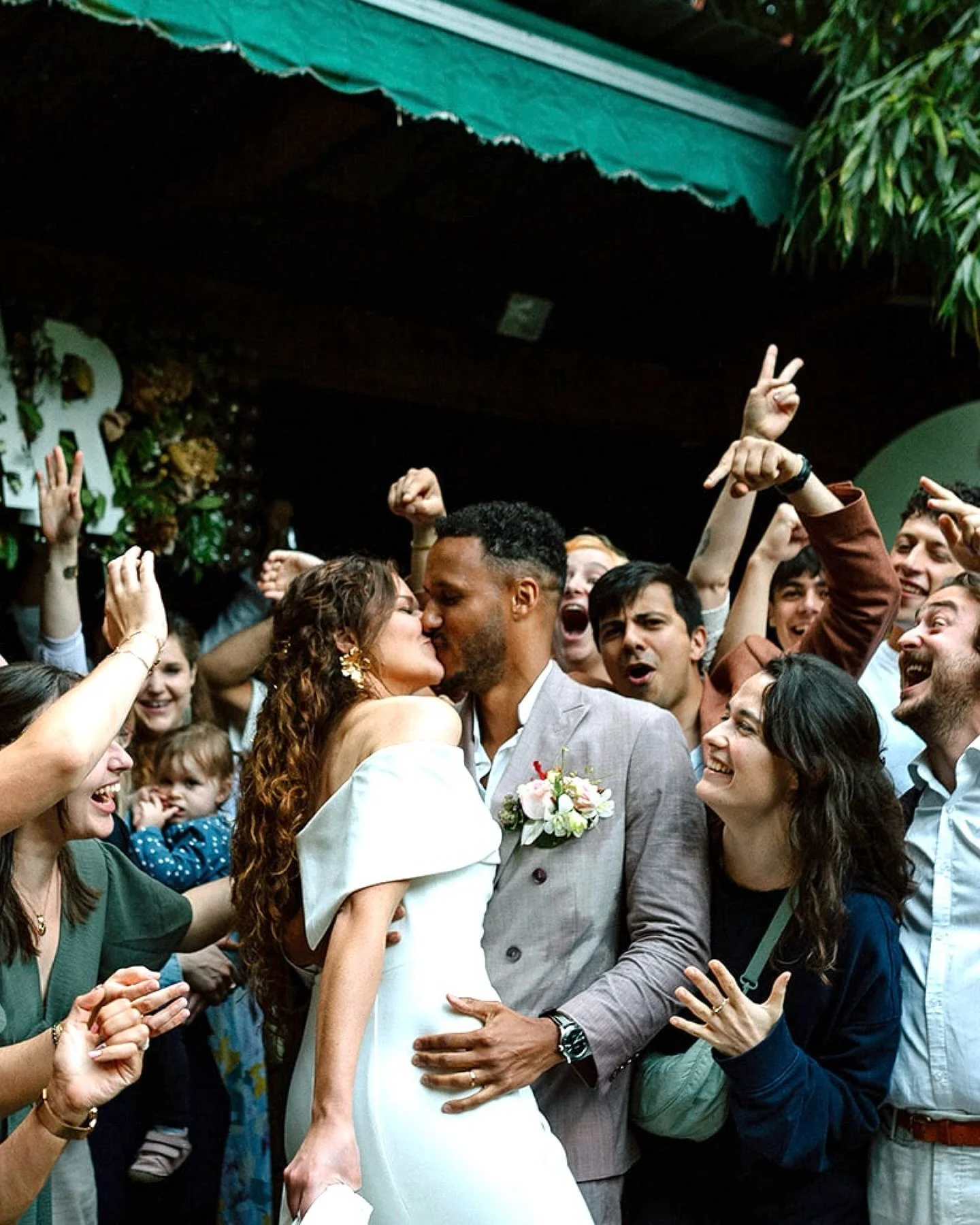Les al&eacute;as 💦
On r&ecirc;ve tous d&rsquo;un mariage parfait..mais le jour J, il y a toujours des impr&eacute;vus. 
Orage soudain, retard, bouchons, .. &ccedil;a arrive &agrave; tout le monde. 

Voici mes 5 conseils pour g&eacute;rer les al&eacu