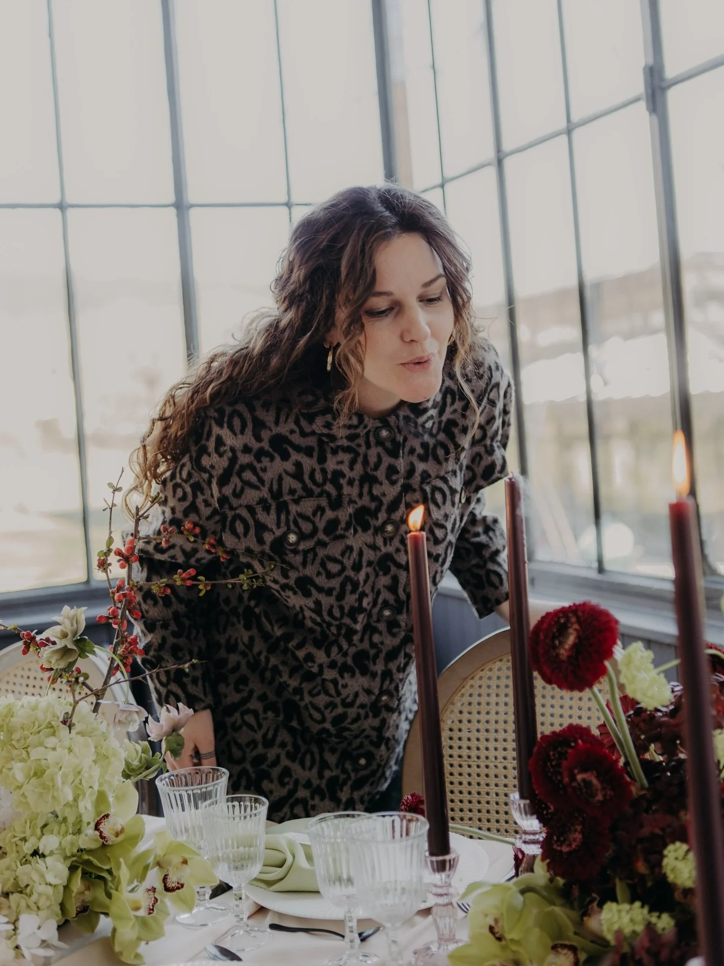 Dans les coulisses, il y a bien plus que les jolies tables et les fleurs.
Il y a surtout du temps consacr&eacute; &agrave; la r&eacute;flexion. &Agrave; l&rsquo;analyse. &Agrave; la recherche d&rsquo;une direction juste.
Avant toute d&eacute;coration