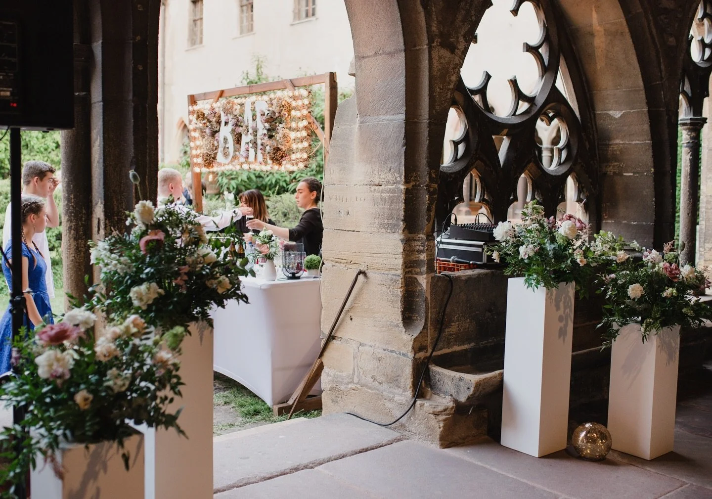 5 astuces d&eacute;co pour un mariage: 

1. Travaillez les hauteurs pour structurer l&rsquo;espace
 Associer des centres de table bas &agrave; quelques &eacute;l&eacute;ments en hauteur &mdash; bougies, feuillages, suspensions &mdash; suffit &agrave;