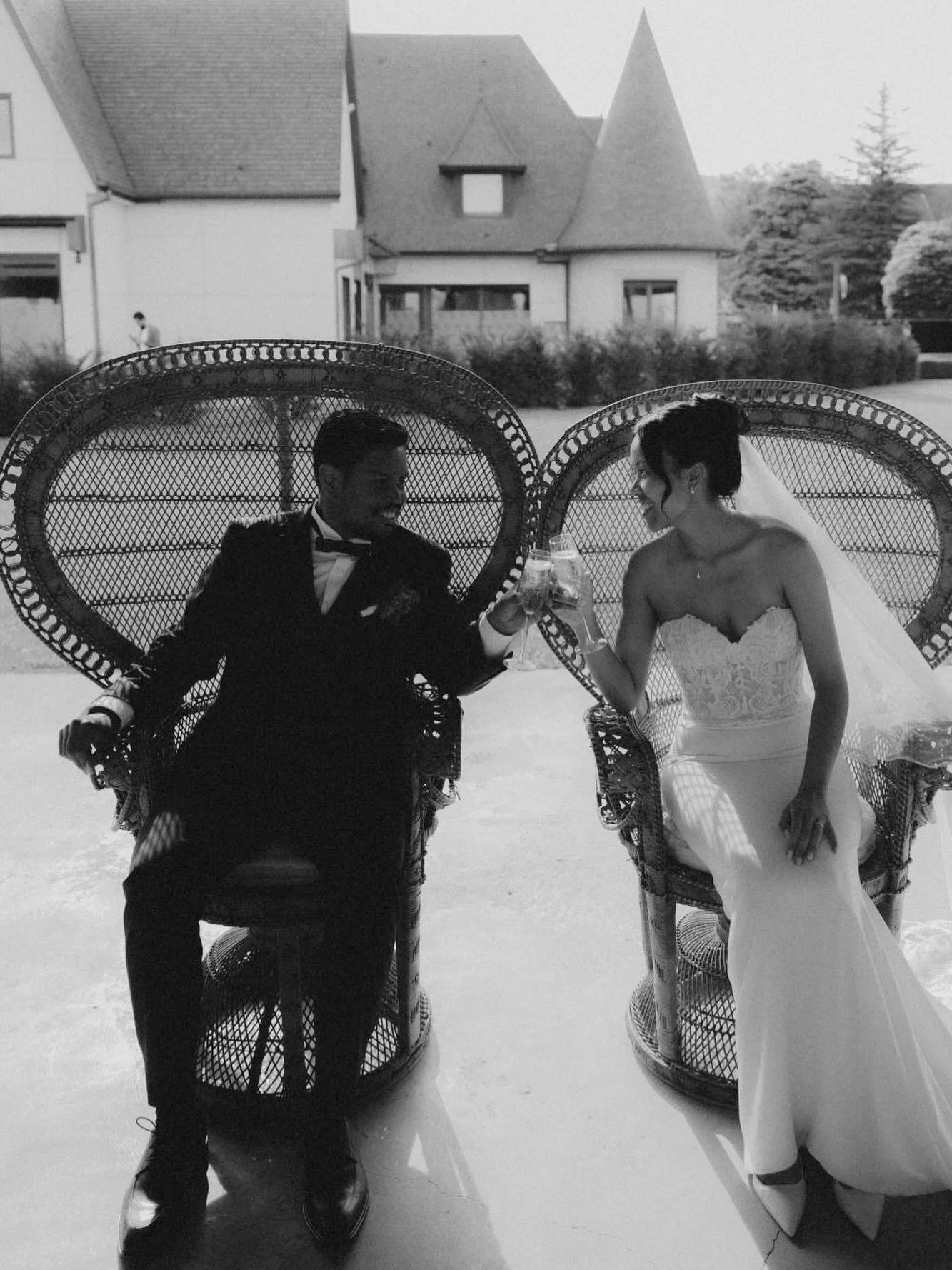 En presque 10 ans, il n&rsquo;y a pas eu que des projets.
Il y a eu surtout des rencontres. Des couples incroyables, avec leurs histoires, leurs envies, leurs r&ecirc;ves. Et des prestataires passionn&eacute;s, attentifs, qui savent faire la diff&eac