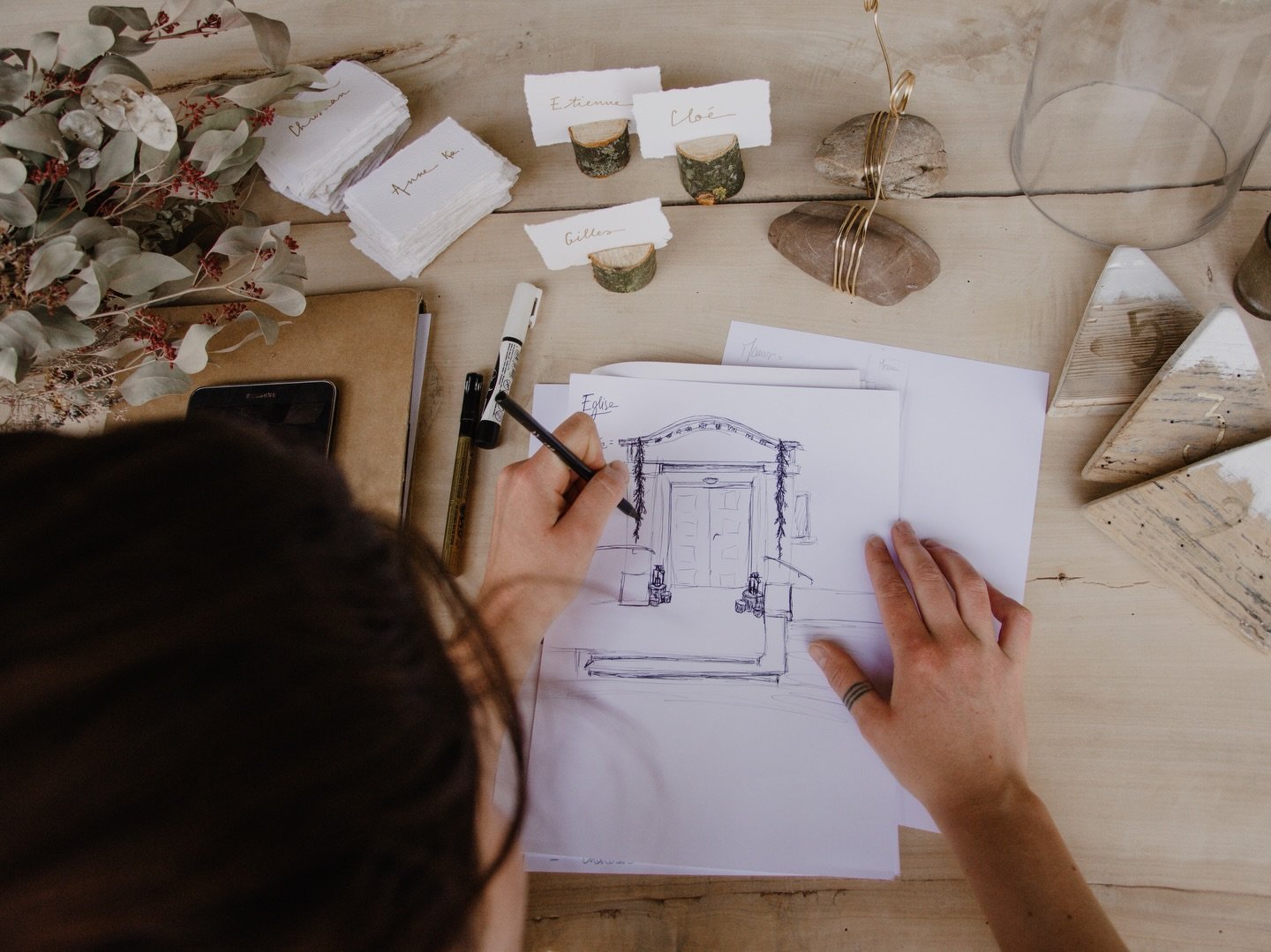 Cr&eacute;er un d&eacute;cor de mariage, ce n&rsquo;est pas seulement assembler de jolies choses&hellip;

C&rsquo;est raconter une histoire, traduire une &eacute;motion, donner une ambiance &agrave; un moment unique.

Entre les mati&egrave;res, les t