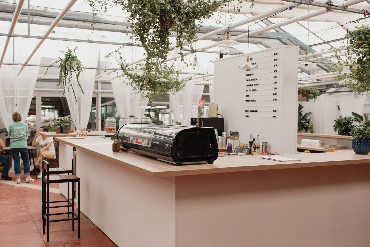 R&Eacute;SULTAT ! 
Voici le caf&eacute; apr&egrave;s travaux. Un endroit baign&eacute; de lumi&egrave;re et de nature dans un univers chin&eacute; et moderne. 
Vous aimez ?