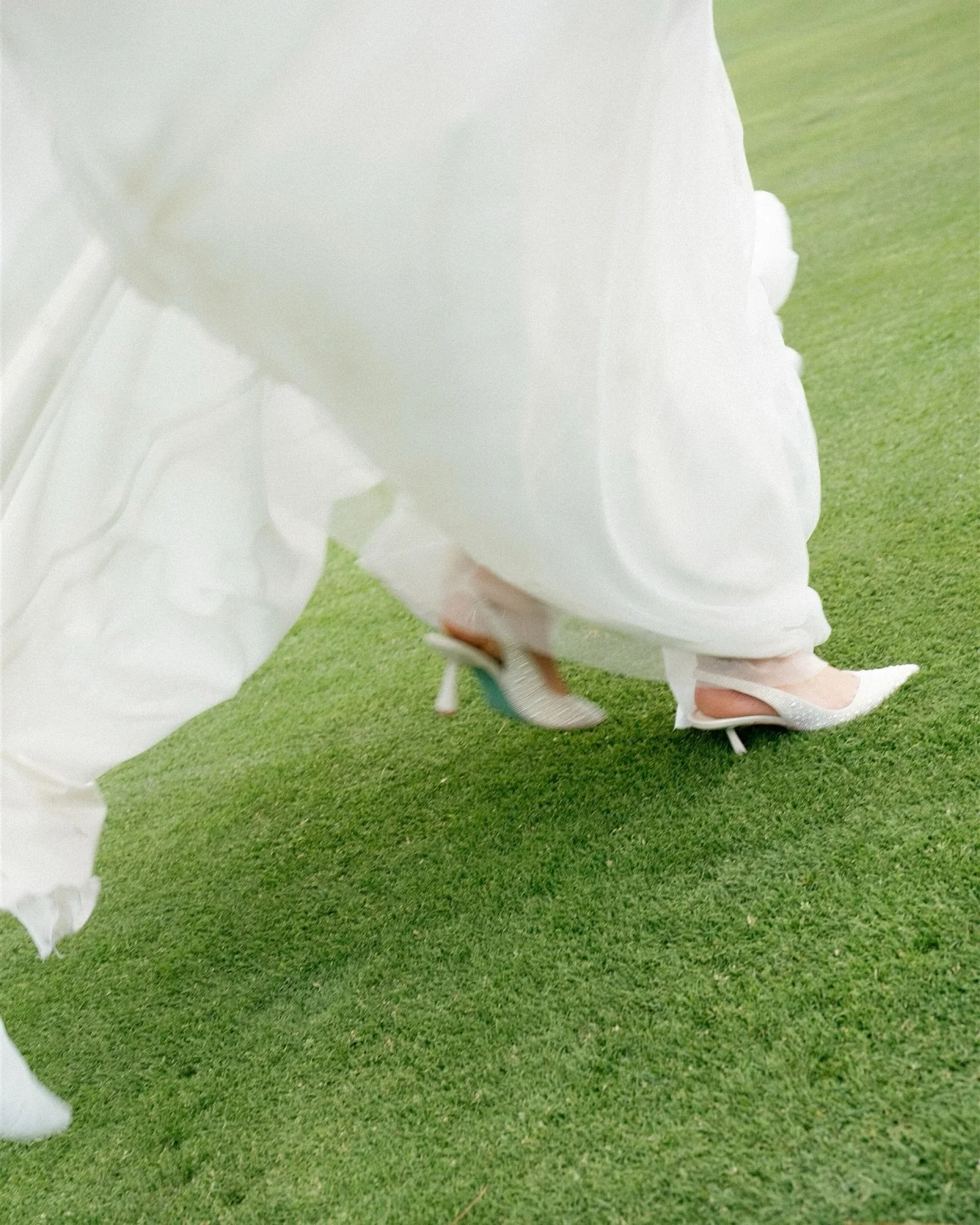 Myriam et Alexandre.
Tellement d&rsquo;amour, de rires, de moments vrais.
Ils ont v&eacute;cu chaque instant pleinement, sans retenue.
Juste eux, juste l&agrave;. Dans la lumi&egrave;re du jour, dans la douceur du moment. 

Mari&eacute;s: @myelapoint