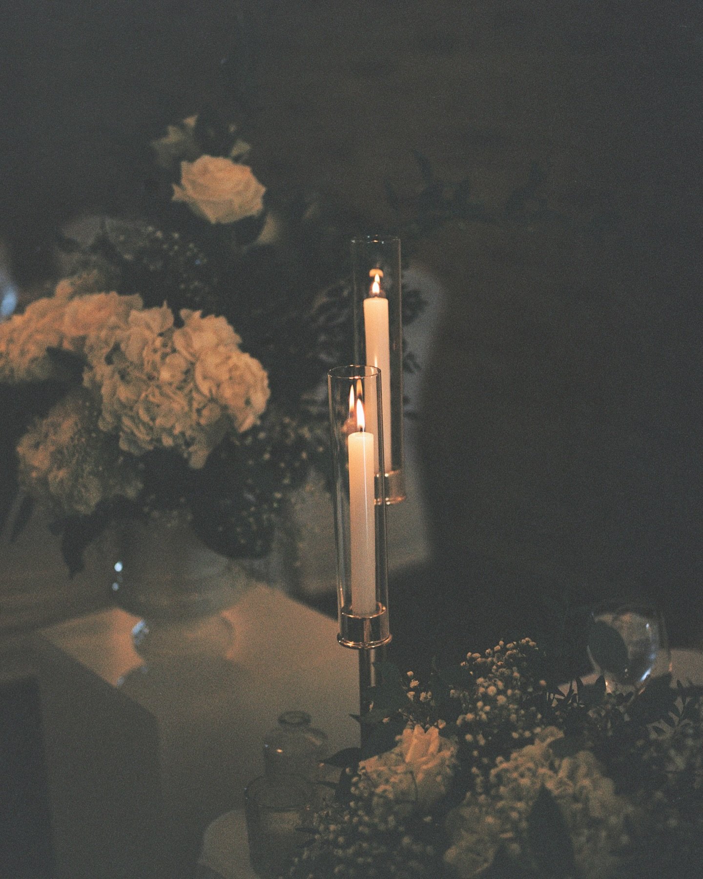 Rien ne me touche plus que ces moments o&ugrave; le rythme ralentit. Quand j&rsquo;ai le temps de laisser l&rsquo;argentique respirer et de m&rsquo;attarder aux d&eacute;tails qui racontent l&rsquo;essence d&rsquo;une journ&eacute;e.

La lueur d&rsqu