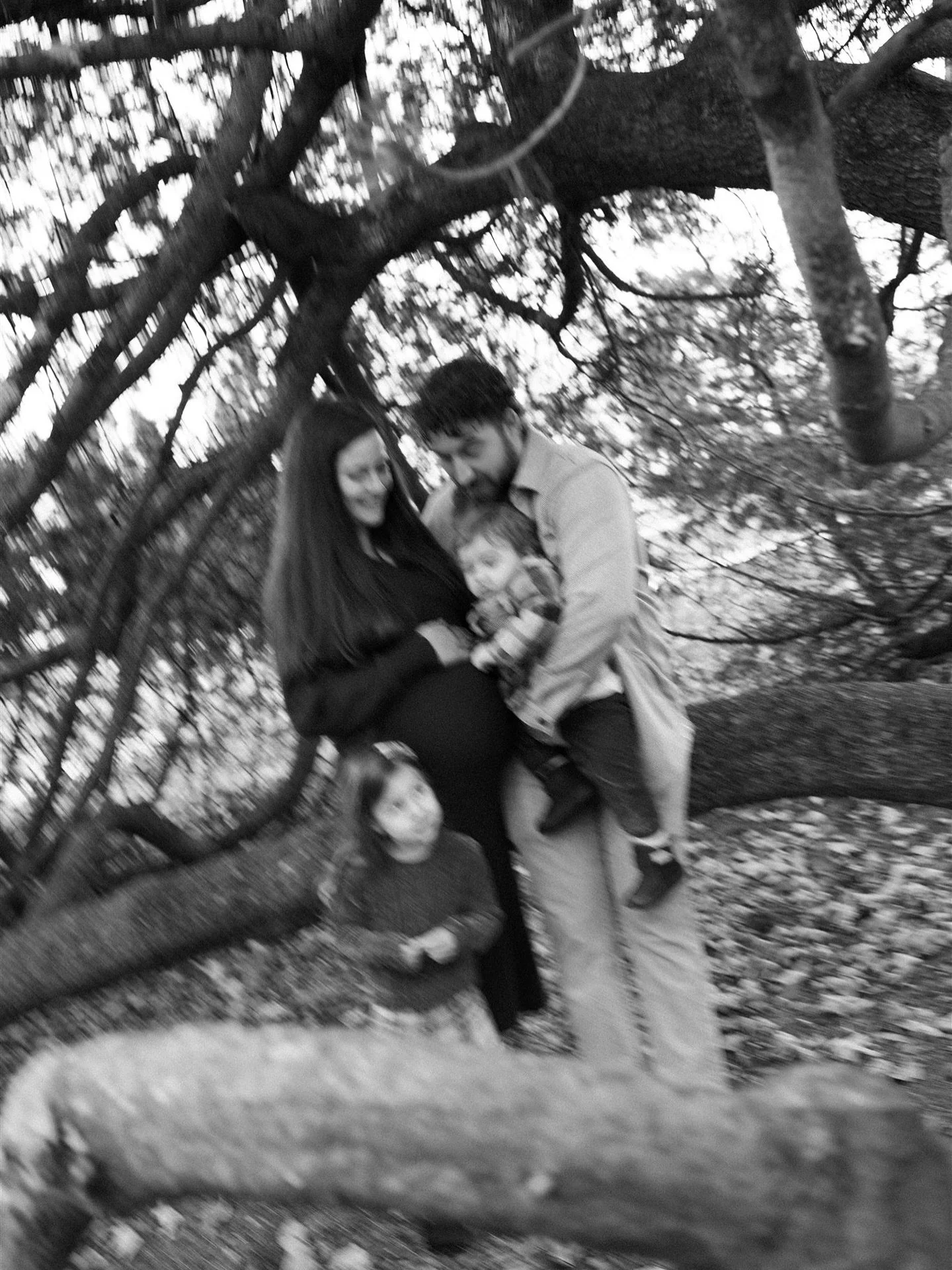 A blurry frame, yet everything is there.
A family holding close, autumn all around, and new life quietly growing.
Nothing more needed. Just this.