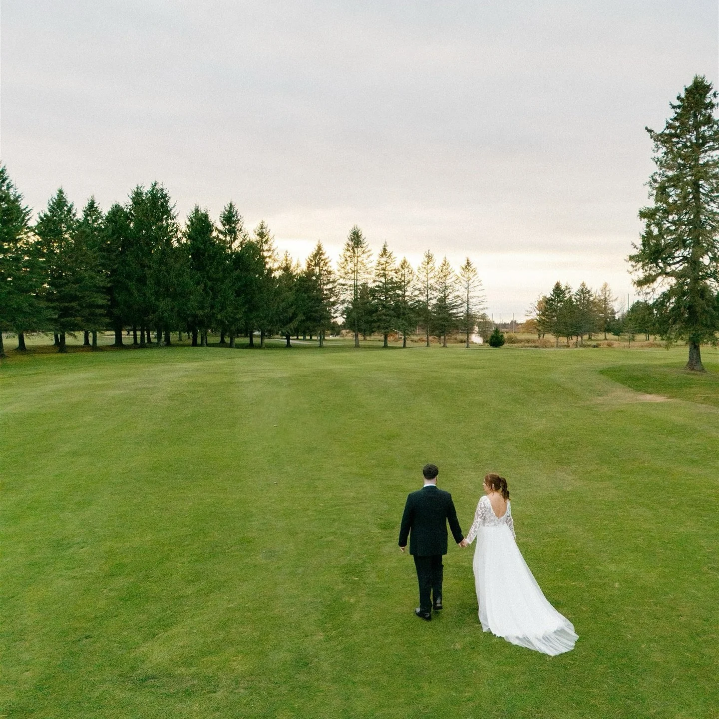 Un champ silencieux, une lumi&egrave;re douce. Deux silhouettes qui avancent ensemble. La simplicit&eacute; qui demeure, vue du ciel.

Mari&eacute;s: @myelapointe &amp; @a_rob41 
Photographe: @vincentlabontephoto
Robe: @jetaimemariage 
Habit: @azazie