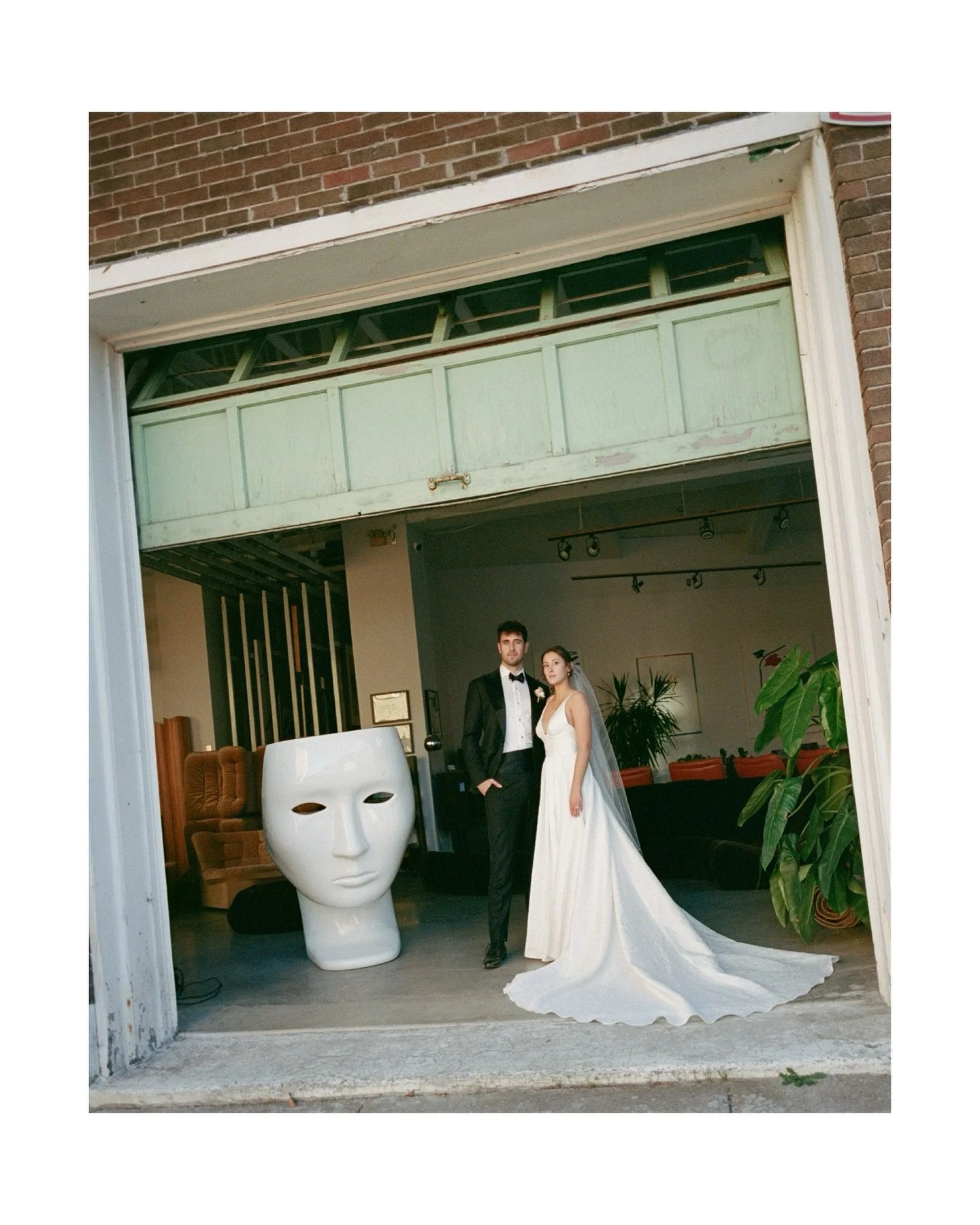 Julianne et Martin, 100 % sur films 🎞️
Un mariage suspendue entre les textures du pass&eacute; et la tendresse du pr&eacute;sent.
Rien &agrave; ajouter, tout &agrave; ressentir.

35mm et 120mm
Dev &amp; scan: @stenope.lab 

Photographe: @vincentlabo