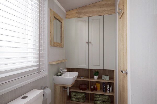 Our Vendee lodge has 2 bathrooms, one is en suite. Both have slate splash backs &amp; heated towel rails 🧖&zwj;♀️🧖 #luxurystaycation #barmouthbeach #barmouthbay #barmouth #caravanstays