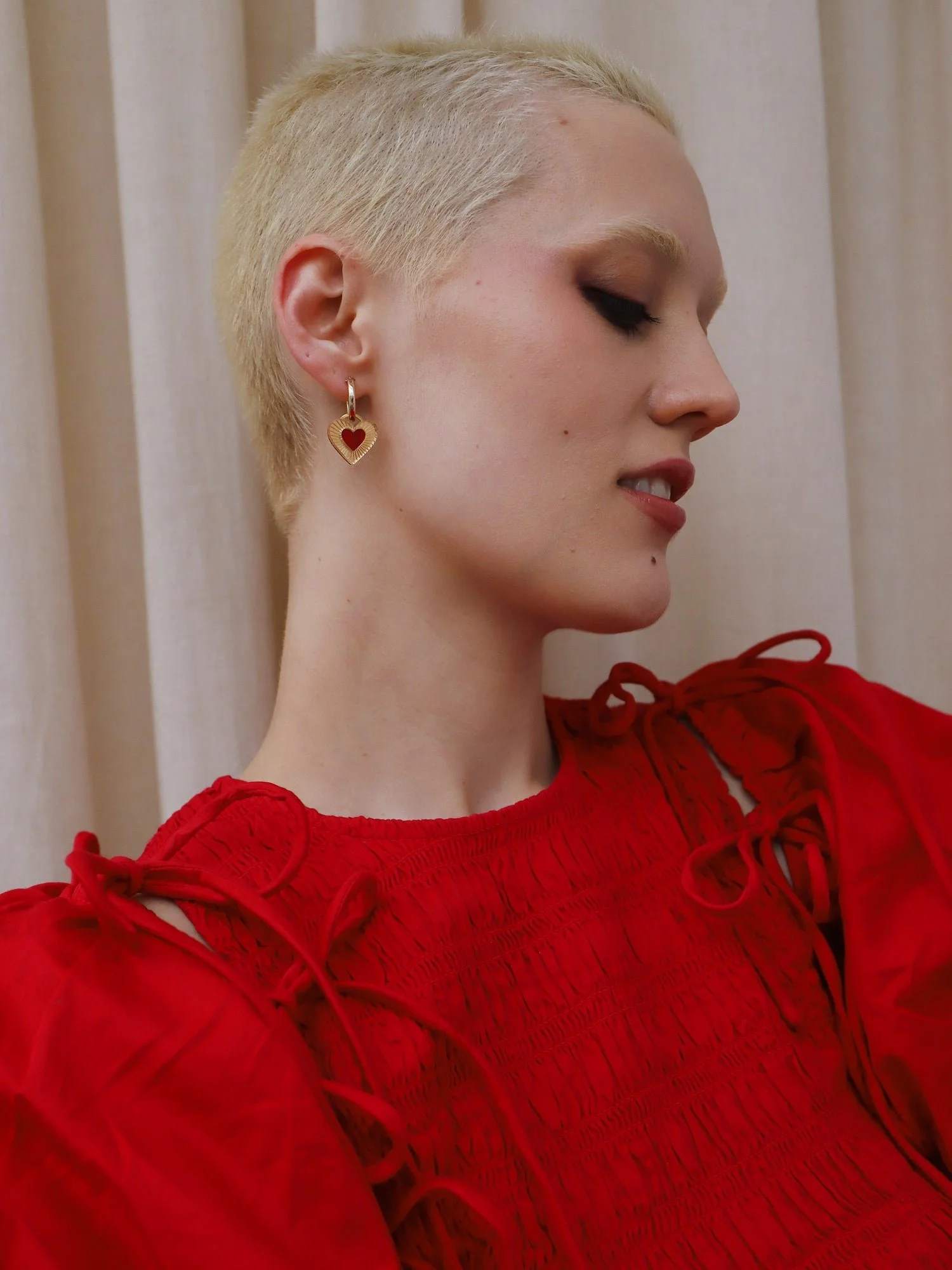 Wolf & Moon Robyn 滴形耳釘，採用藍色母貝，具心形滴狀細節、壓克力點綴與珍珠裝飾。.