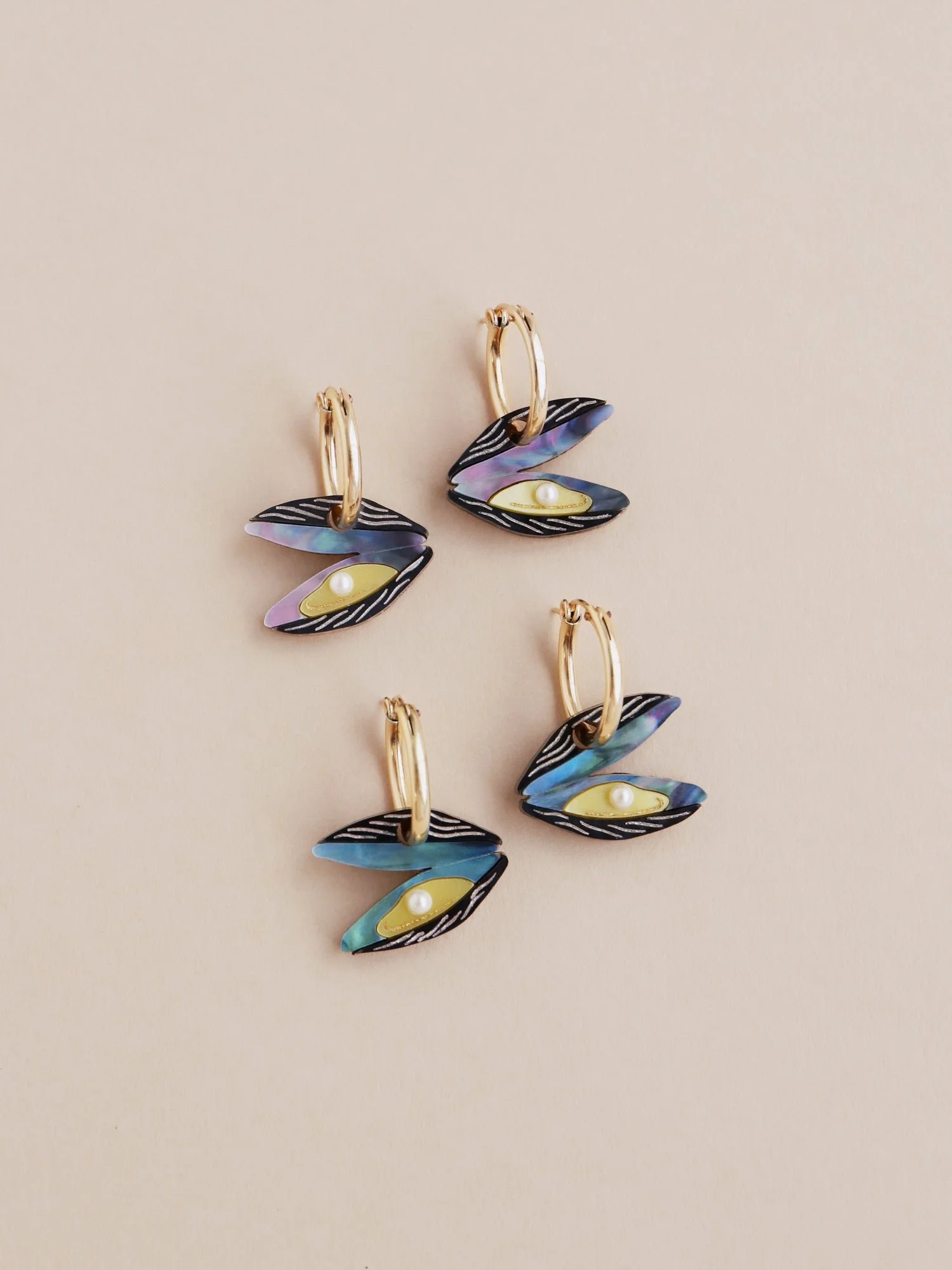 Wolf & Moon 貝殼圈環，搭配大理石紋壓克力貝殼形狀吊飾、玻璃珍珠細節與金填充圈形耳環。.