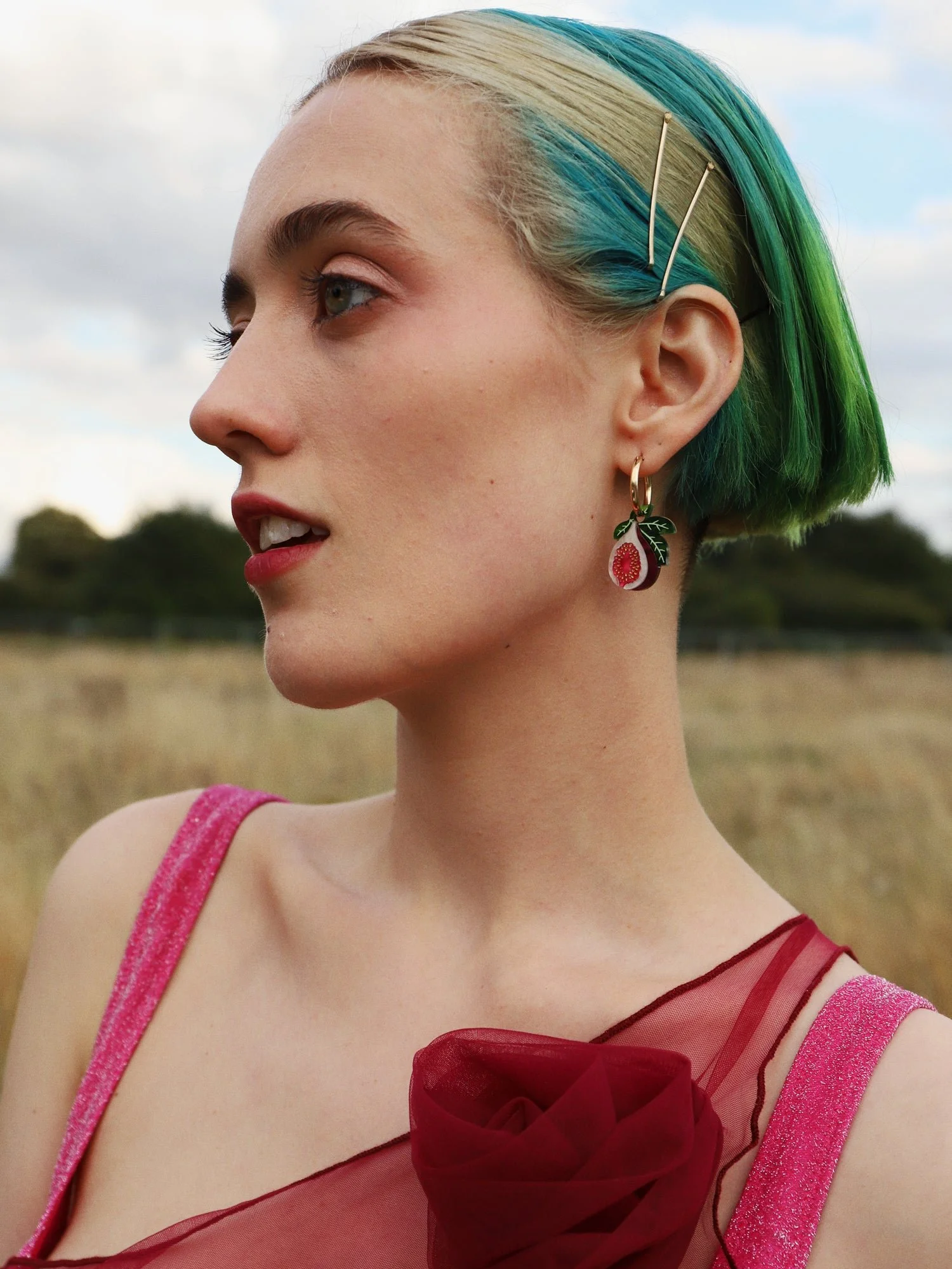 Wolf & Moon 無花果圈環，採用無花果形狀的壓克力與木質飾件，手工墨染細節與圈形耳環。.