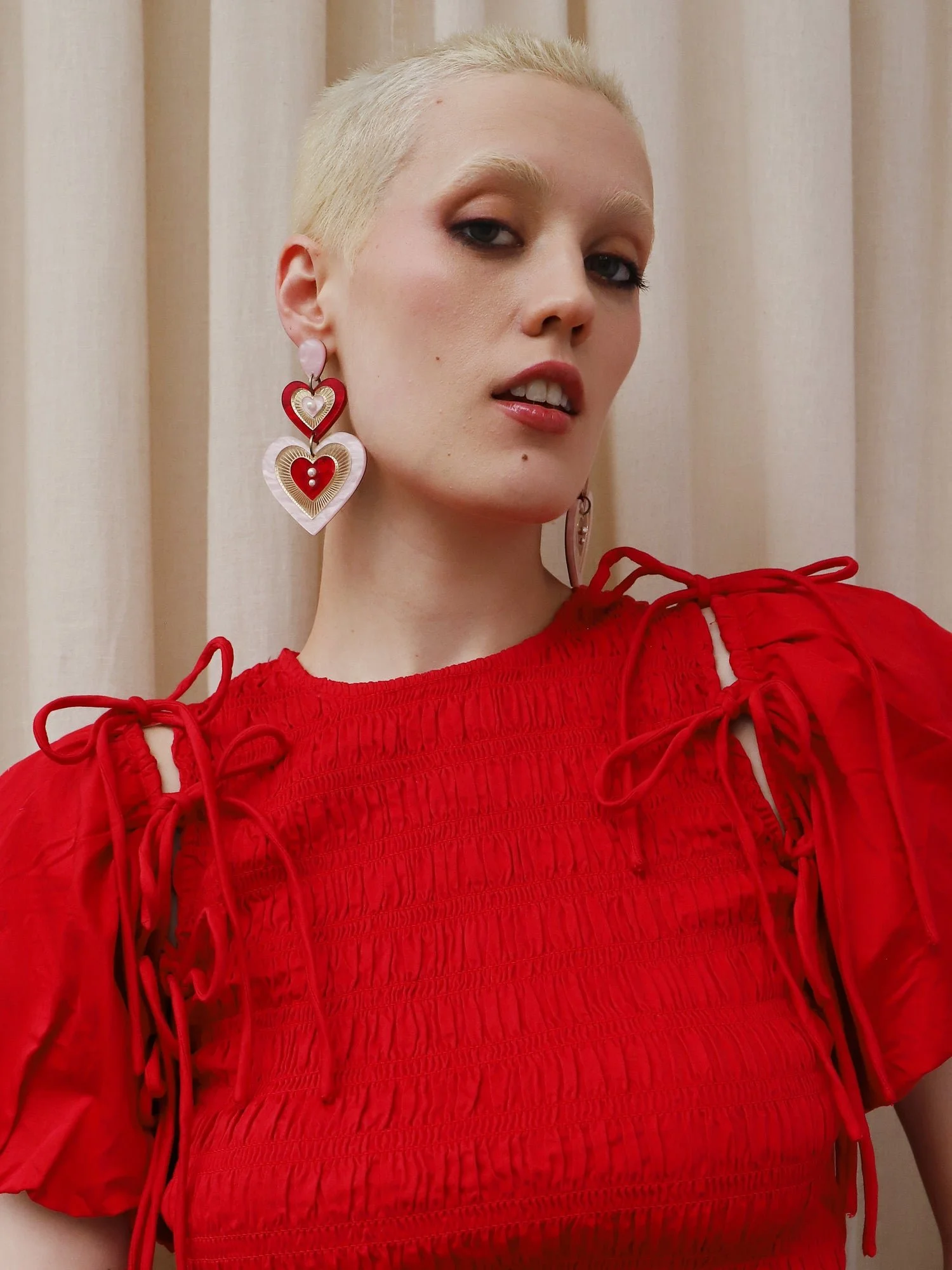 Wolf & Moon Ava 主張耳環，粉紅與紅色搭配層疊心形壓克力造型與玻璃珍珠細節。.