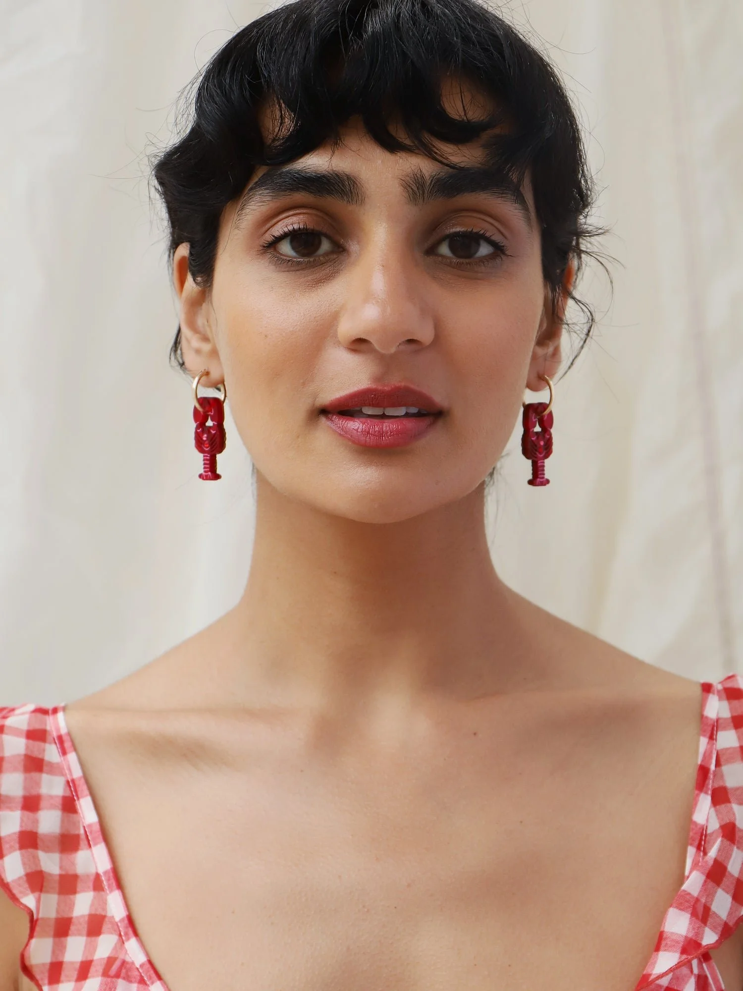 Wolf & Moon 龍蝦環，配有龍蝦形壓克力吊飾、晶石與珍珠細節，並採用金填充環耳環。.