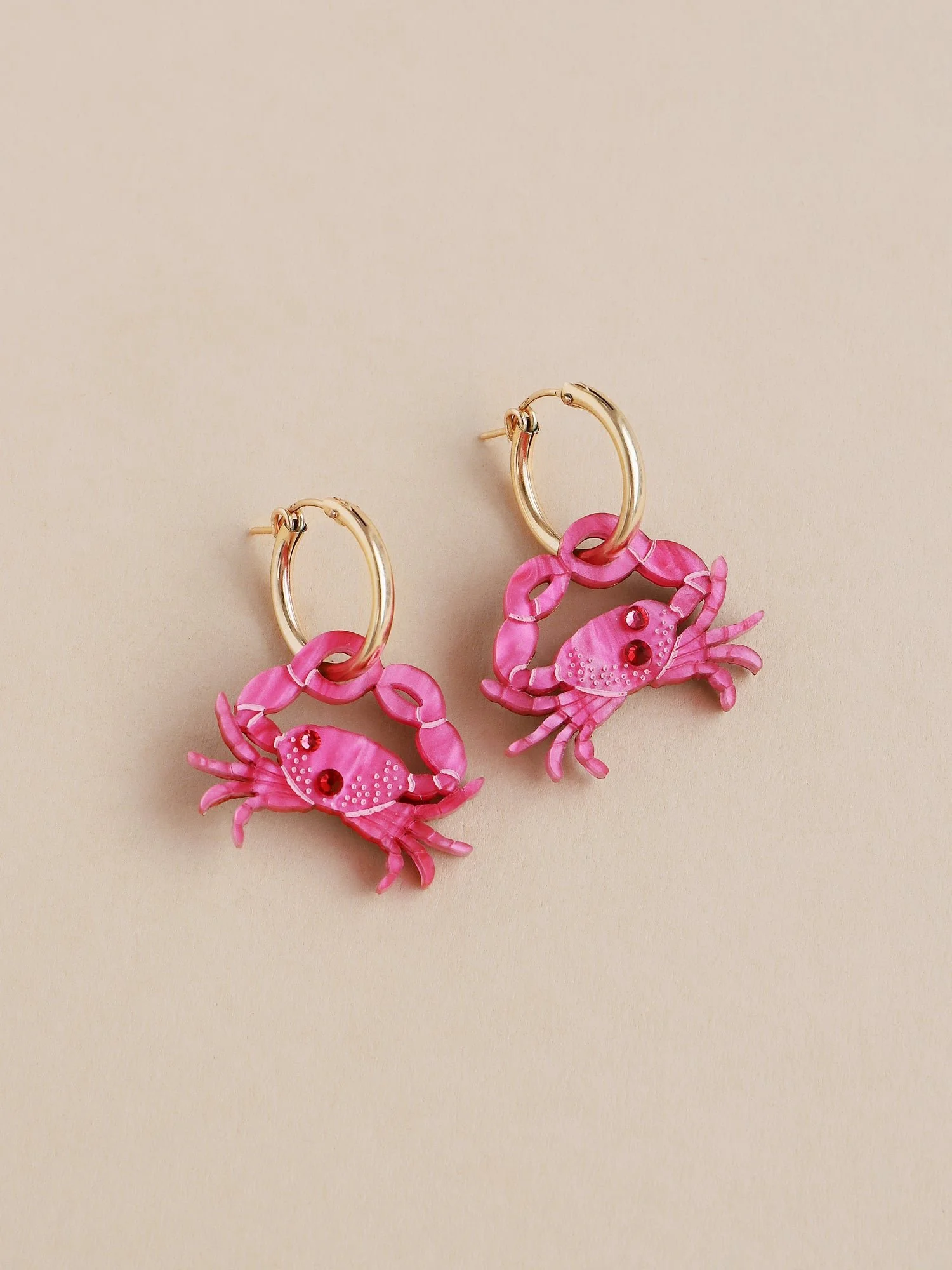 Wolf & Moon 螃蟹圈環，搭配雕塑感的螃蟹形壓克力飾件、晶石細節與金填充圈形耳環。.