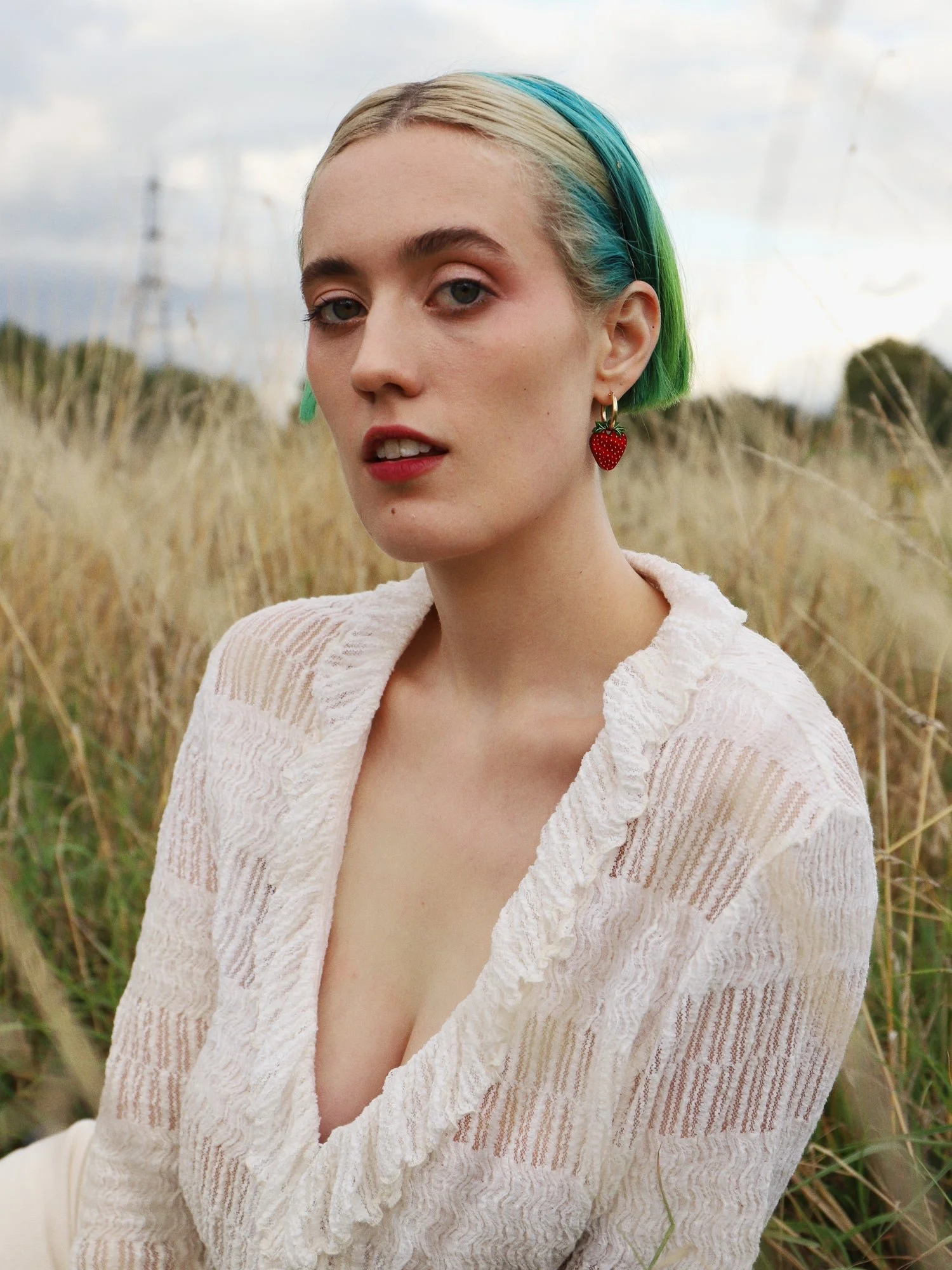 Wolf & Moon 草莓 II 吊環，配有紅色草莓飾件與金色圈形耳環。.