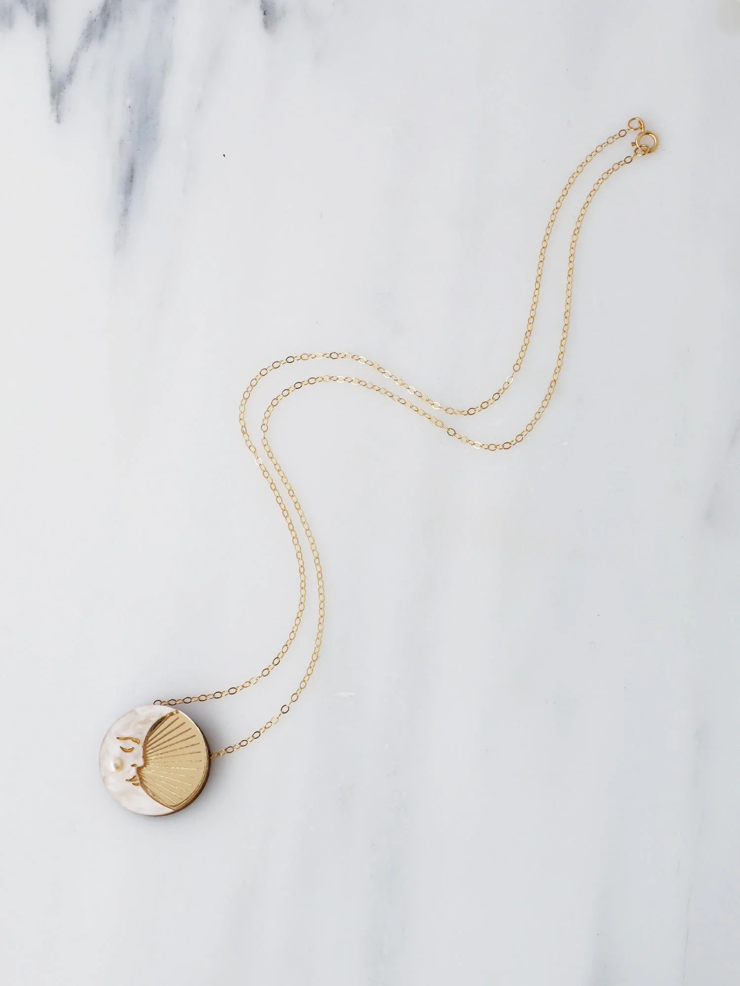 Wolf & Moon 金色月亮項鍊，配有金鏡面壓克力與奶油大理石紋壓克力製成的月牙吊墜，掛於金填充鍊條上。.
