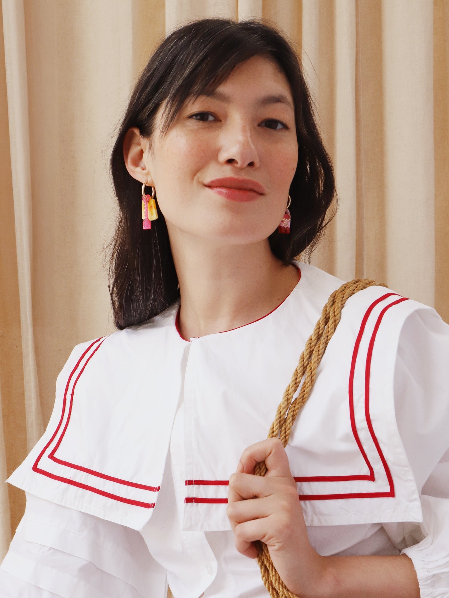 Wolf & Moon 桶與鏟環形耳環，搭配不對稱的桶與鏟壓克力吊飾、手繪細節與環形耳環。.