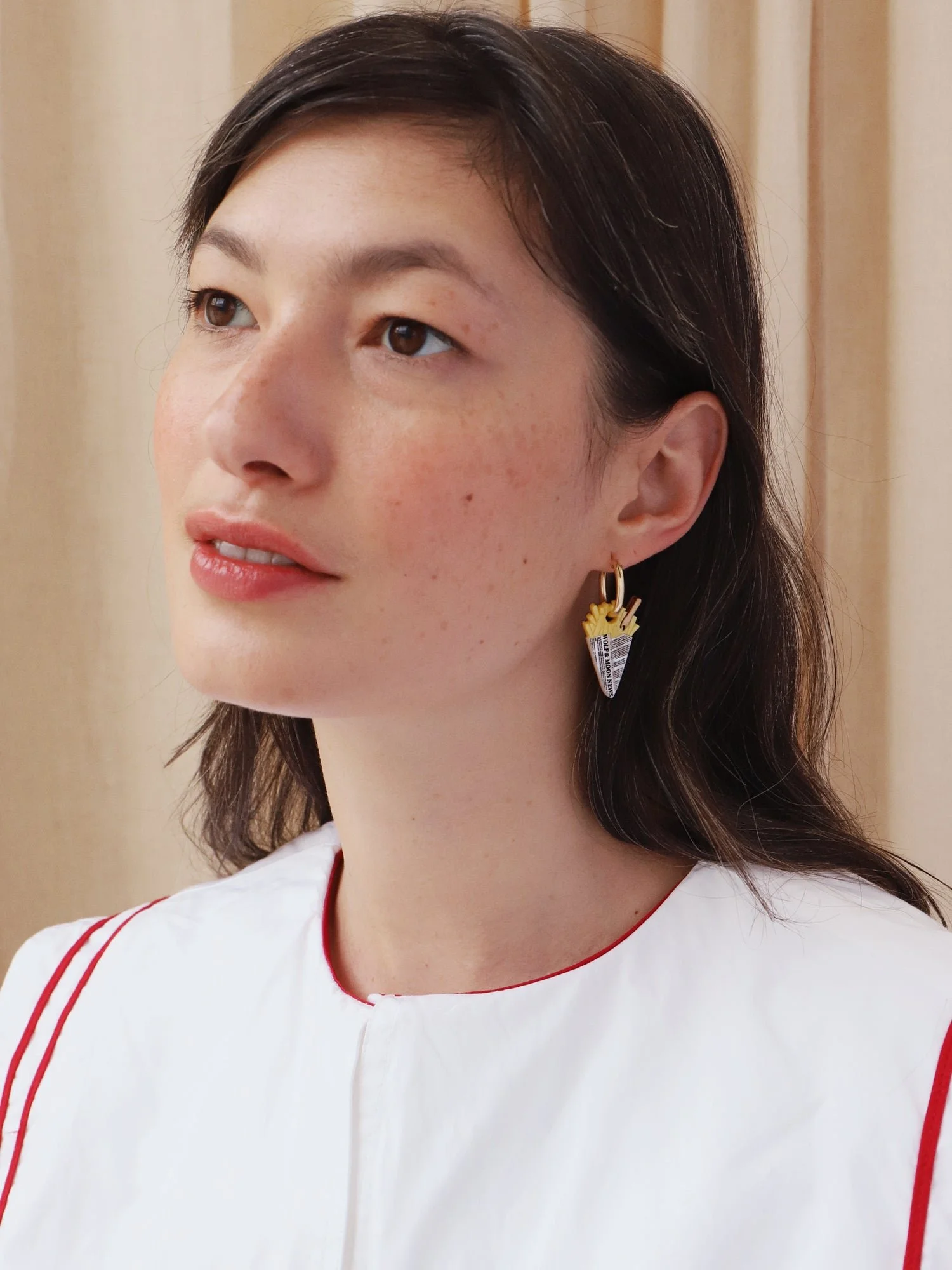 Wolf & Moon 海灘錐形圈環，採用海岸靈感的壓克力吊飾、手繪細節與鍍金圈形耳環。.