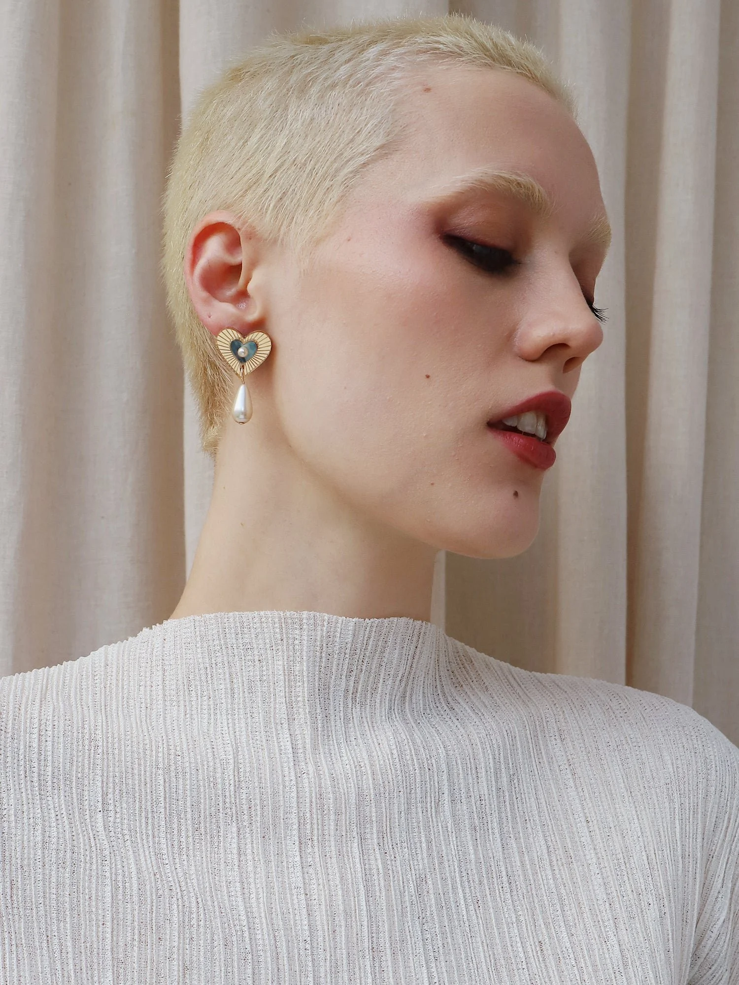 Wolf & Moon Robyn 滴形耳釘，採用藍色母貝，具心形滴狀細節、壓克力點綴與珍珠裝飾。.