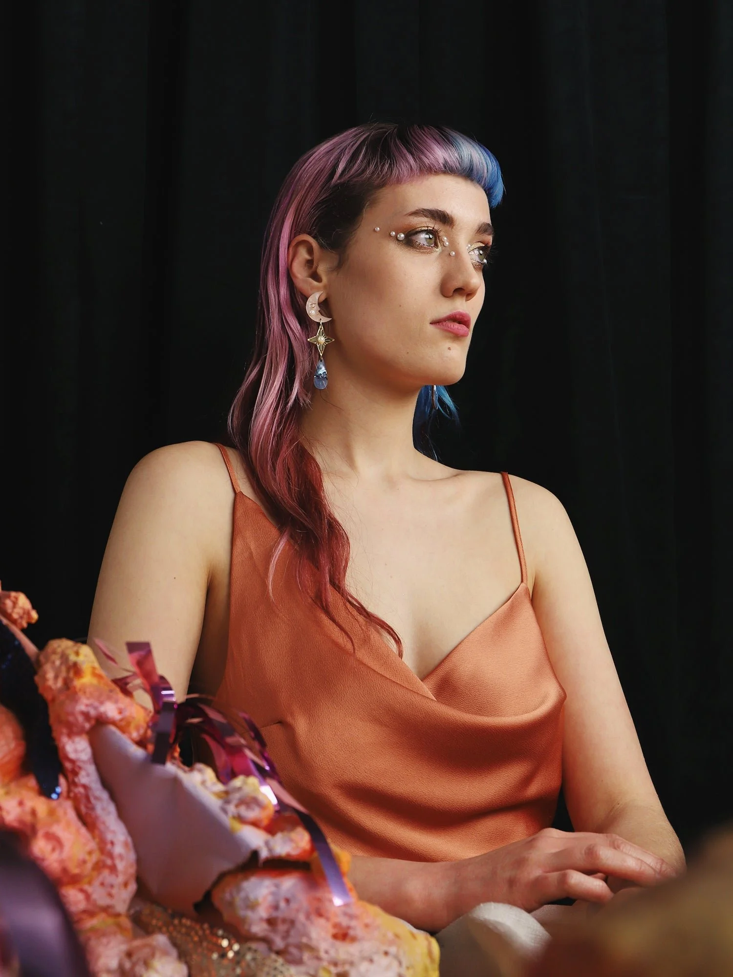 Wolf & Moon 天體耳環，以壓克力與珍珠母製成，呈現月亮、星星與雨滴細節，設計為輕盈長款垂墜耳環。.