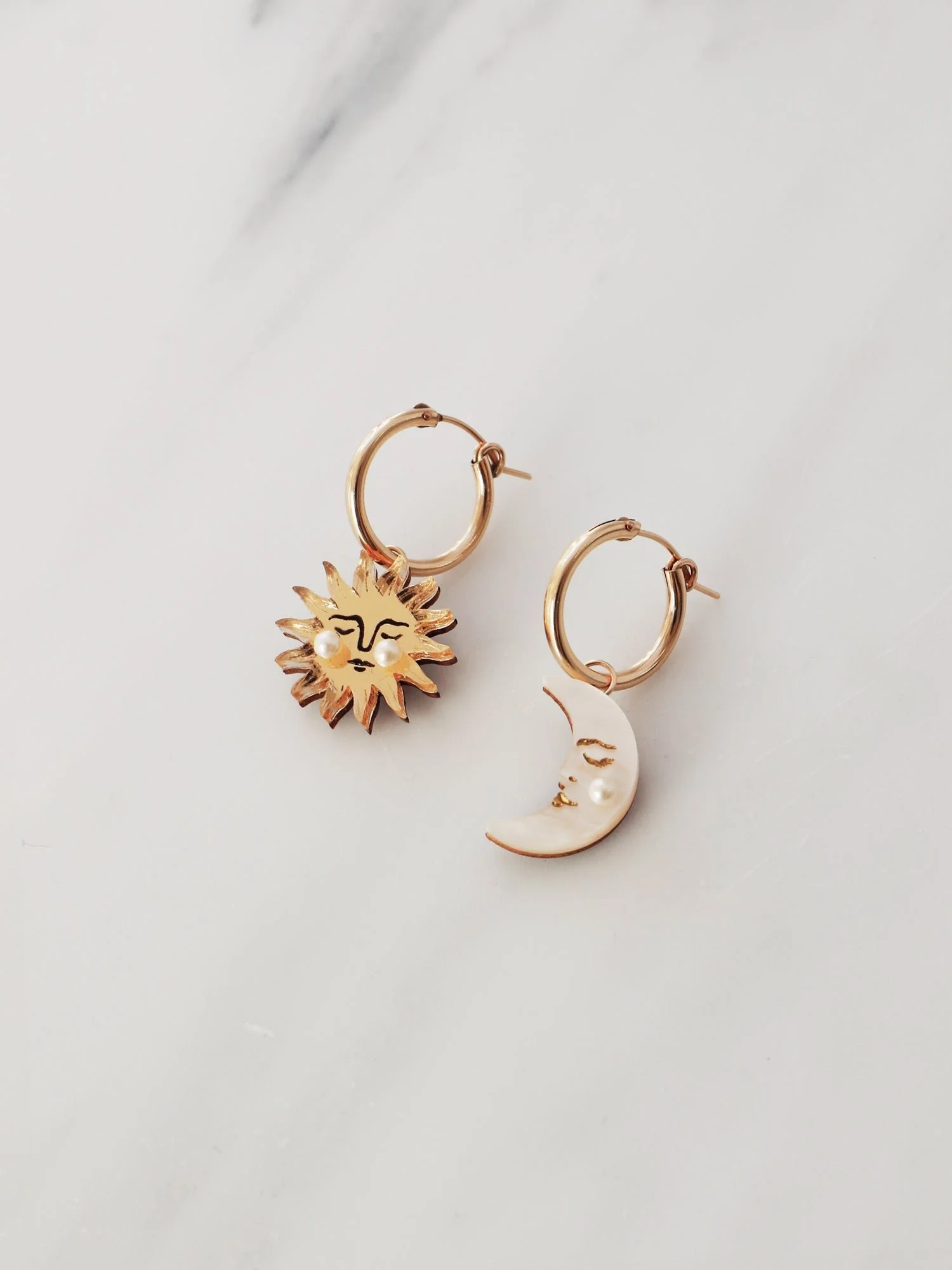 Wolf & Moon 太陽與月亮環，配有不對稱的太陽與月亮吊飾、壓克力與木質細節、捷克玻璃珍珠與實金填充環圈。.