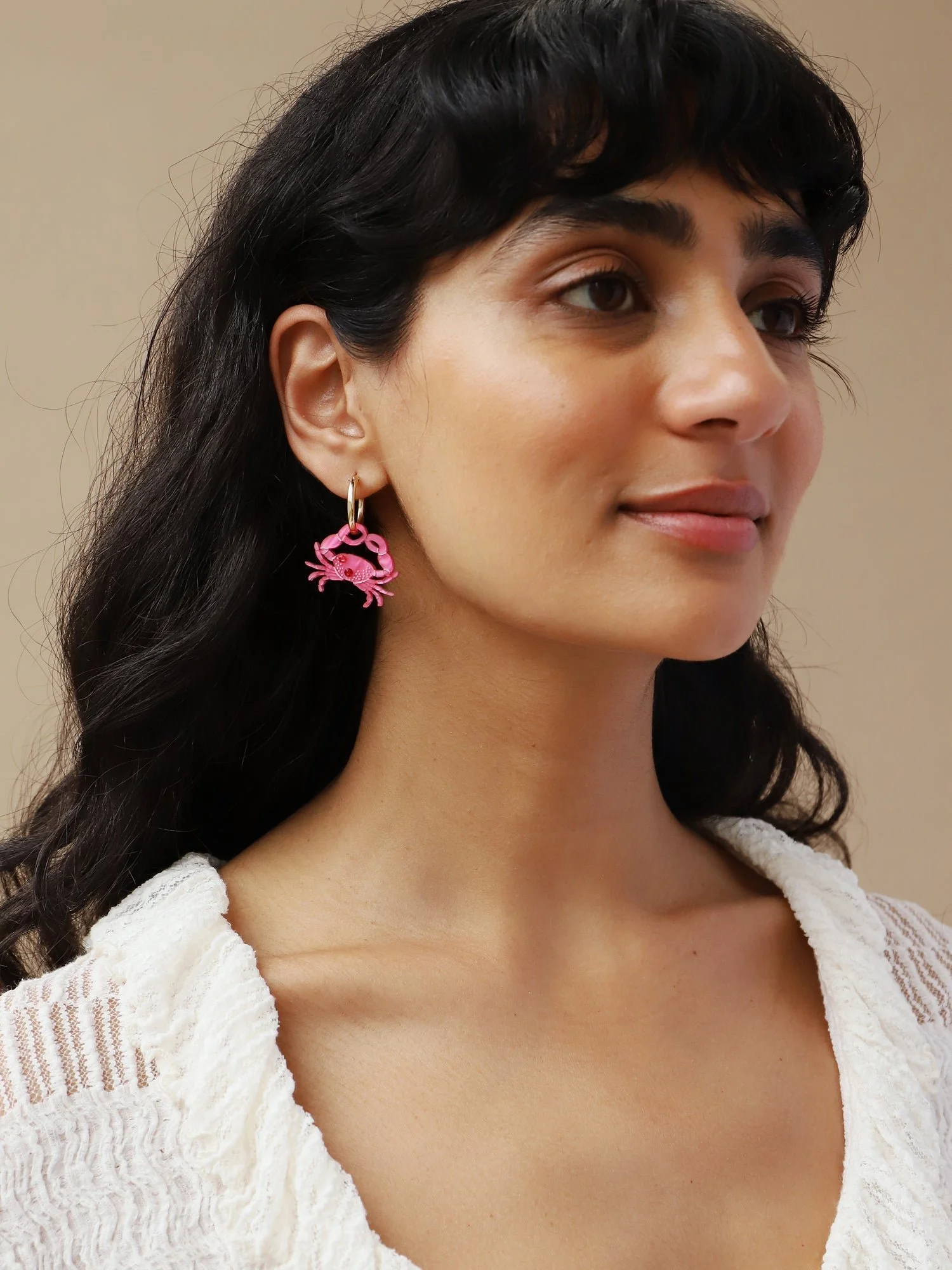 Wolf & Moon 螃蟹圈環，搭配雕塑感的螃蟹形壓克力飾件、晶石細節與金填充圈形耳環。.