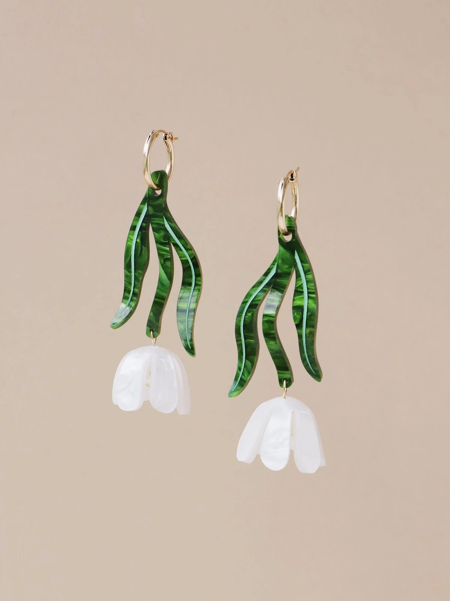 Wolf & Moon 鬱金香造型粗環（白色），搭配白色壓克力鬱金香花朵、玻璃珍珠細節與鍍金環圈。.