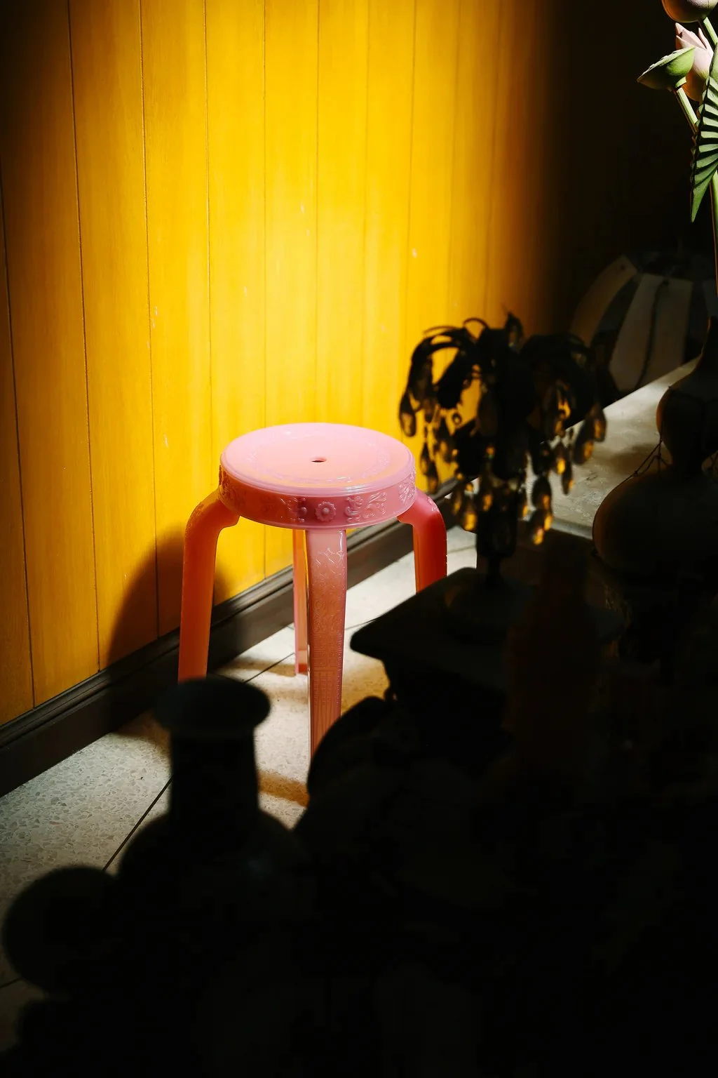 RUMBA BOR Gleabua marble pattern woven stool made from recycled polypropylene for small Hong Kong apartments.