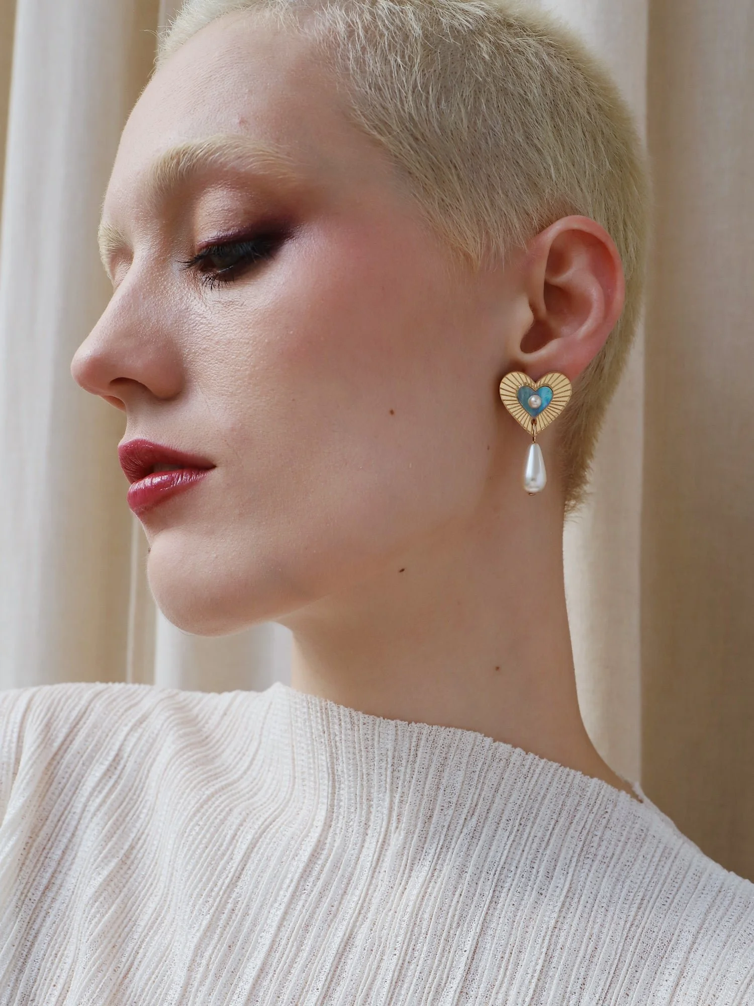 Wolf & Moon Robyn 滴形耳釘，採用藍色母貝，具心形滴狀細節、壓克力點綴與珍珠裝飾。.