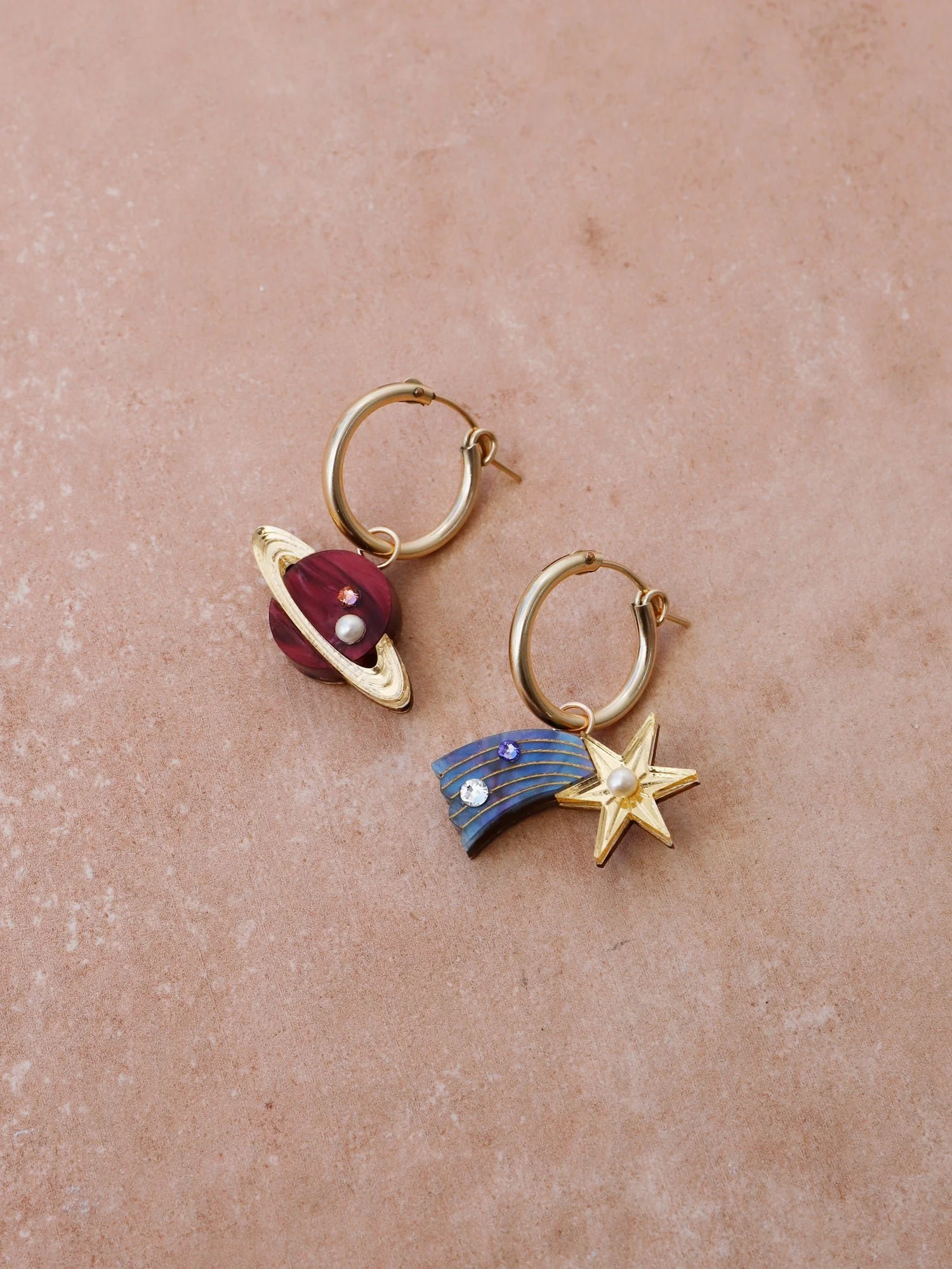 Wolf & Moon 流星 & 土星圈，搭配不對稱的星空飾件、壓克力與木質細節、玻璃珍珠、晶石與鍍金圈環。.