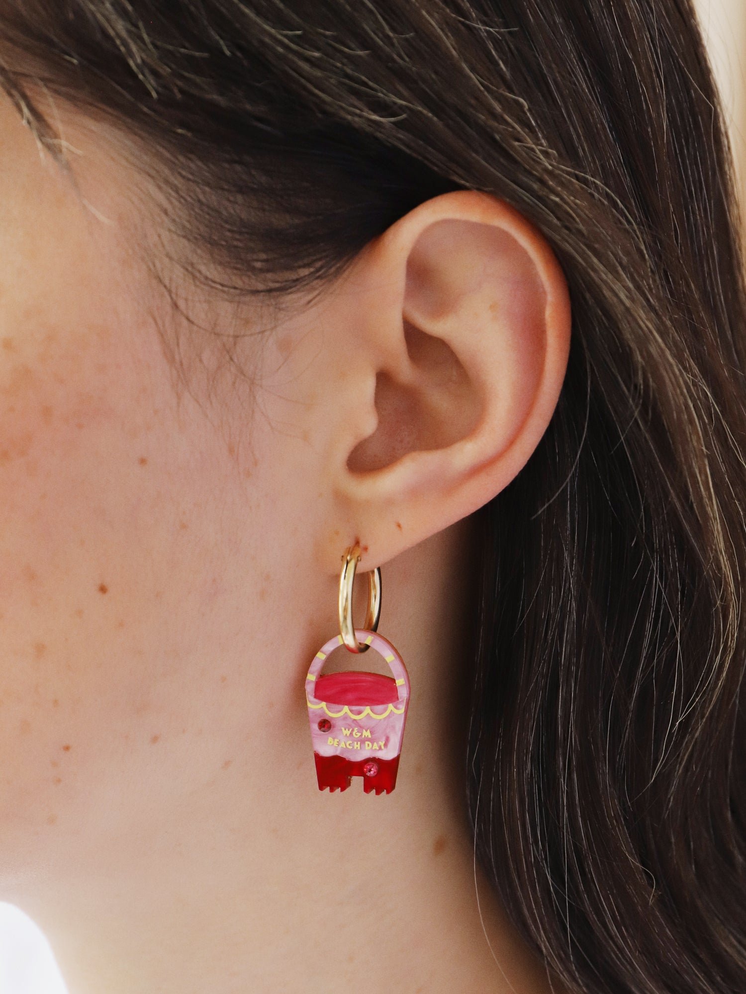 Wolf & Moon 桶與鏟環形耳環，搭配不對稱的桶與鏟壓克力吊飾、手繪細節與環形耳環。.