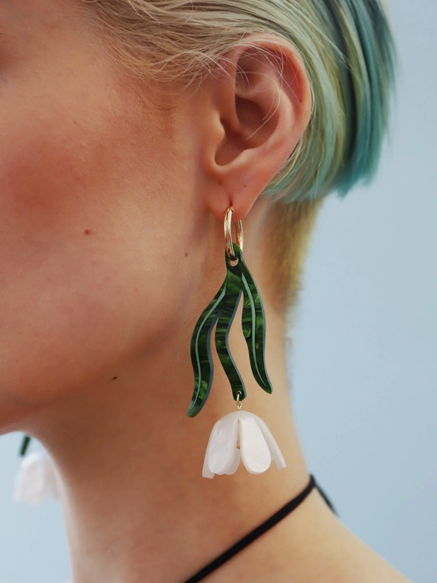 Wolf & Moon 鬱金香造型粗環（白色），搭配白色壓克力鬱金香花朵、玻璃珍珠細節與鍍金環圈。.