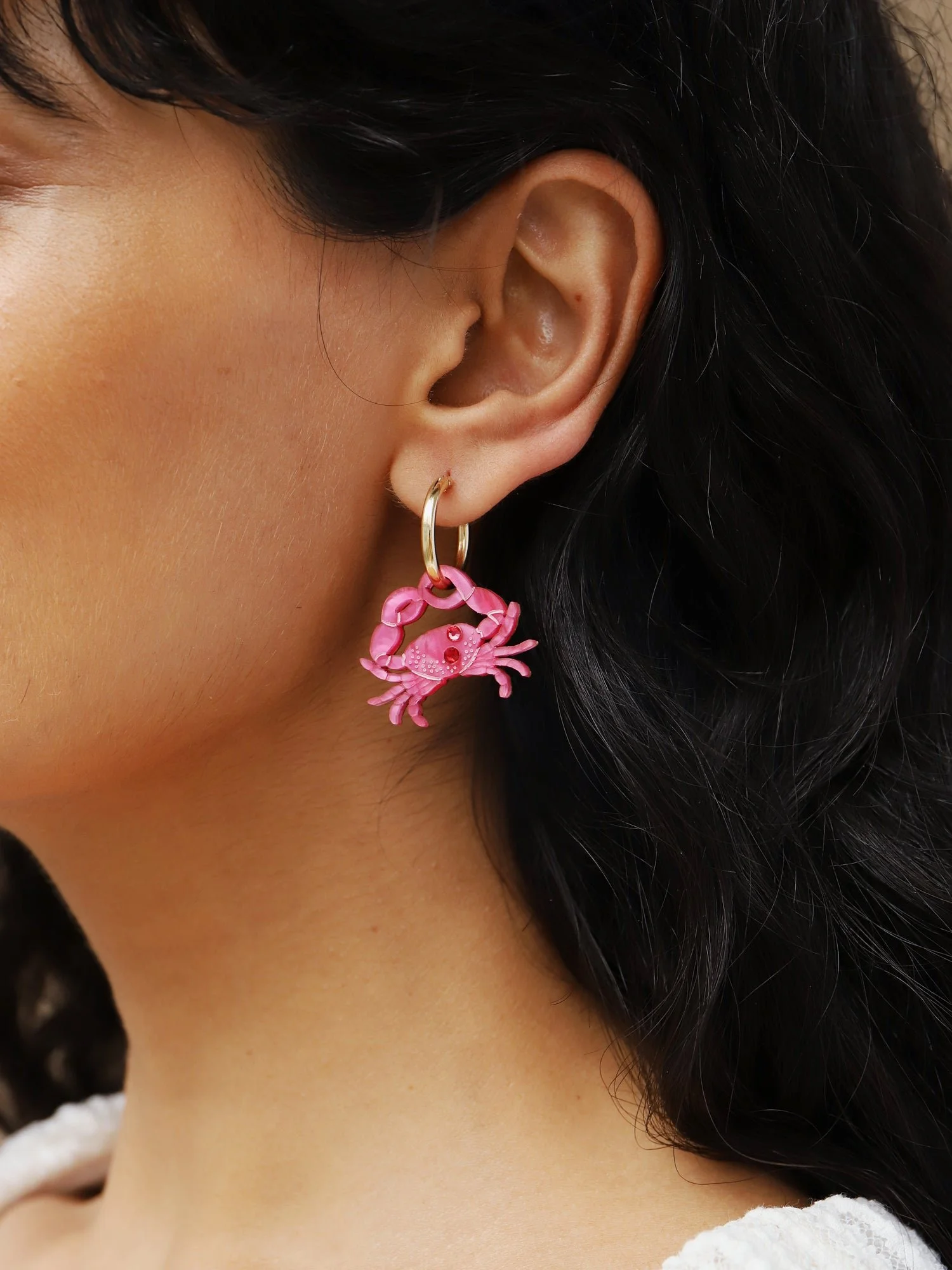 Wolf & Moon 螃蟹圈環，搭配雕塑感的螃蟹形壓克力飾件、晶石細節與金填充圈形耳環。.