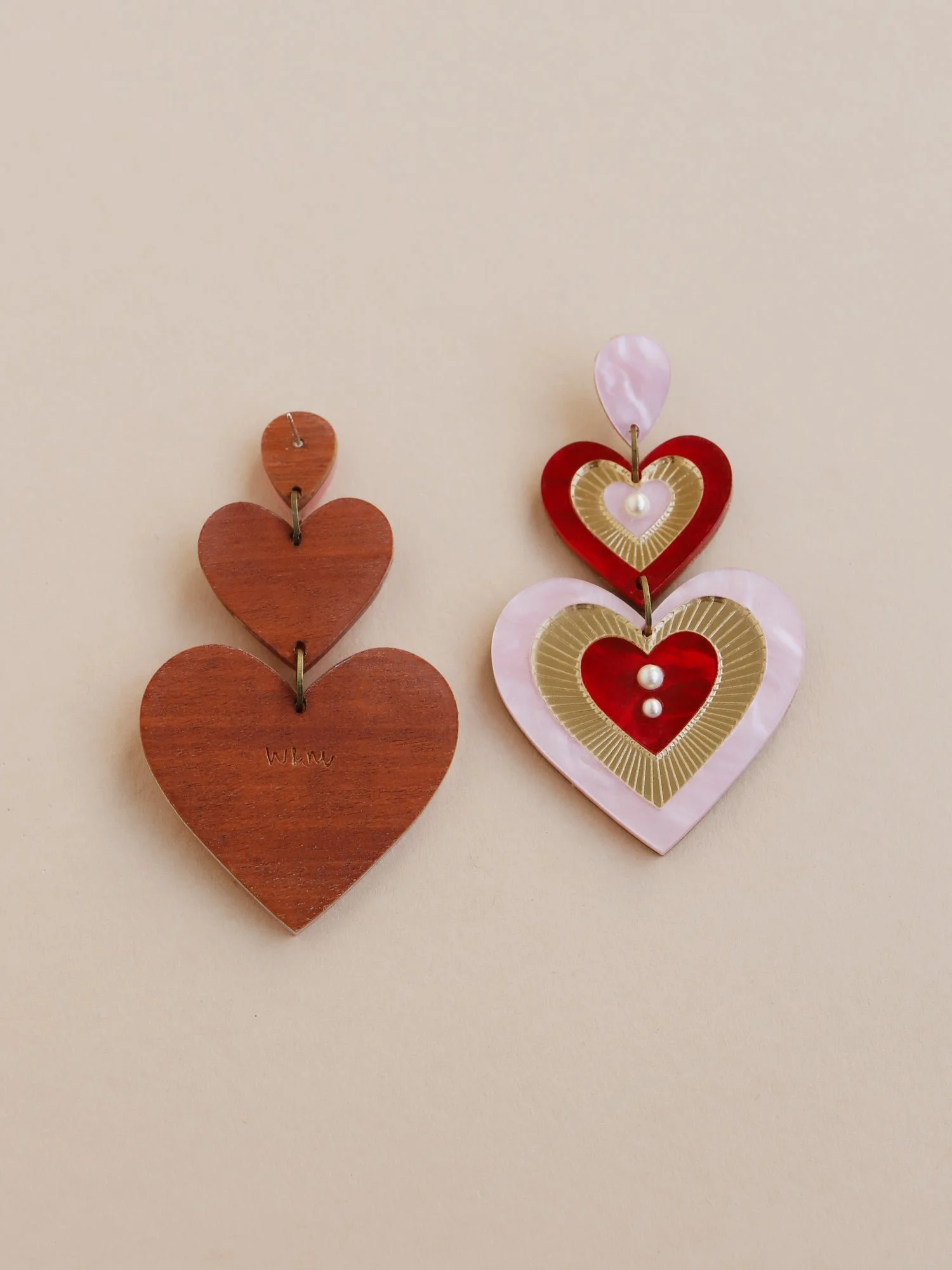 Wolf & Moon Ava 主張耳環，粉紅與紅色搭配層疊心形壓克力造型與玻璃珍珠細節。.