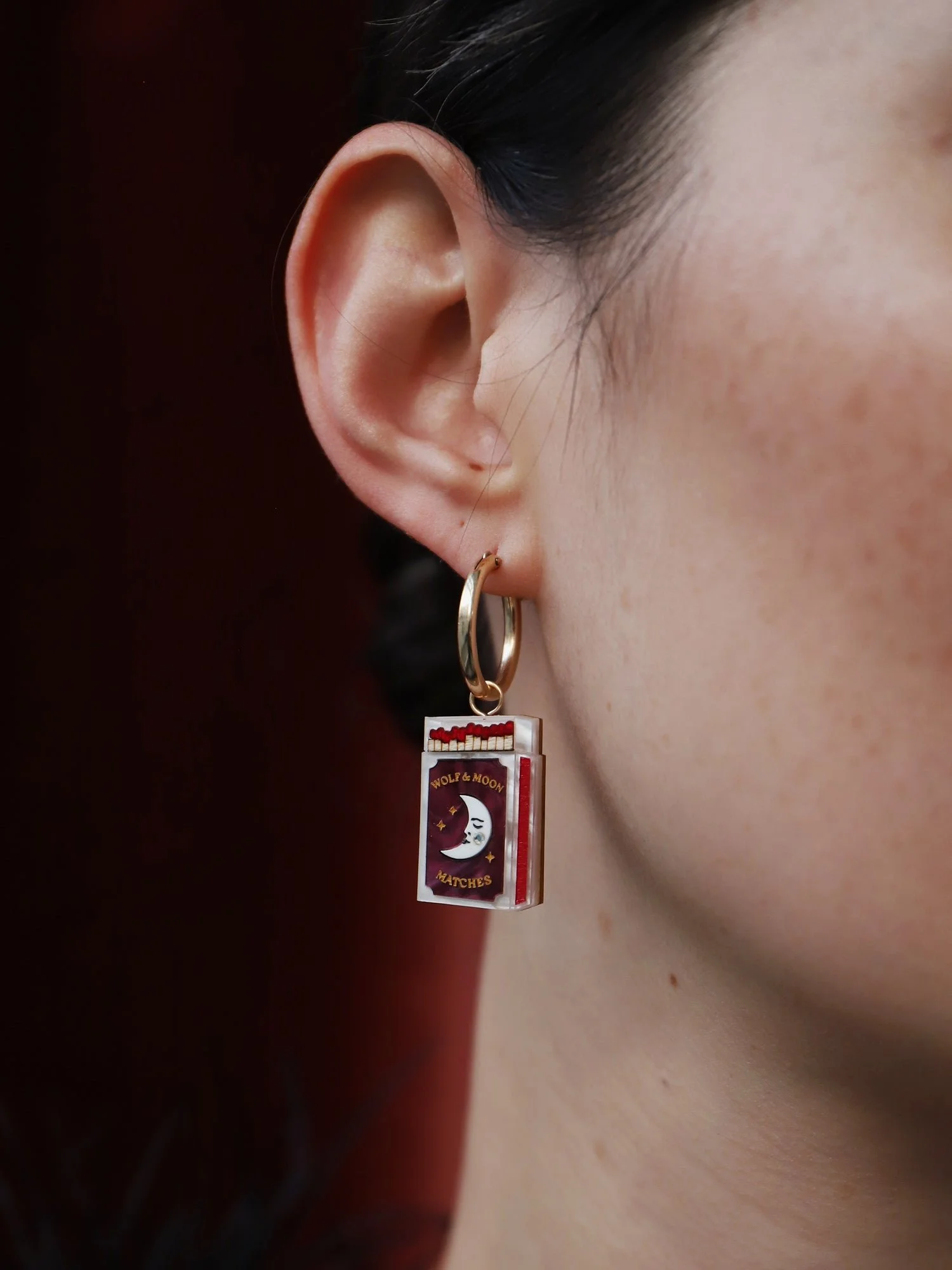 Wolf & Moon 盒子形環形耳環，配有盒子造型壓克力吊飾、手繪細節與金填充環形耳環。.