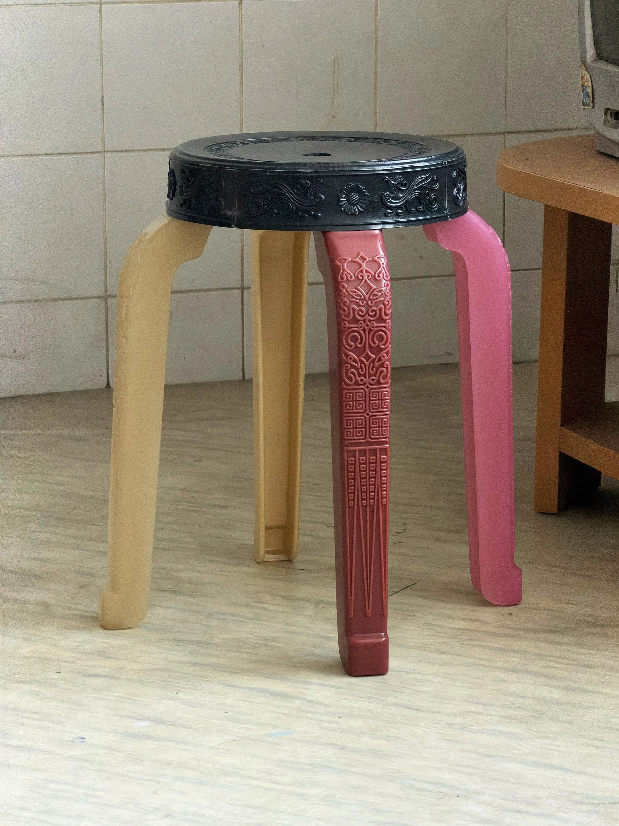 RUMBA BOR Look Choop 104 marble woven stool with Chinese-inspired detailing for small Hong Kong homes.