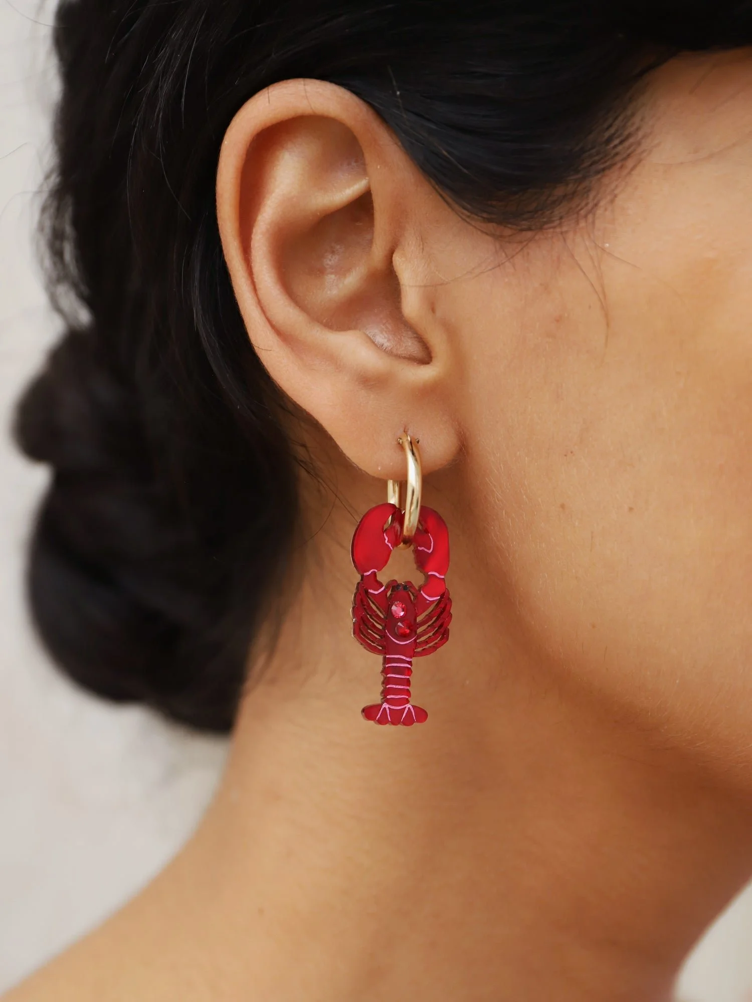 Wolf & Moon 龍蝦環，配有龍蝦形壓克力吊飾、晶石與珍珠細節，並採用金填充環耳環。.