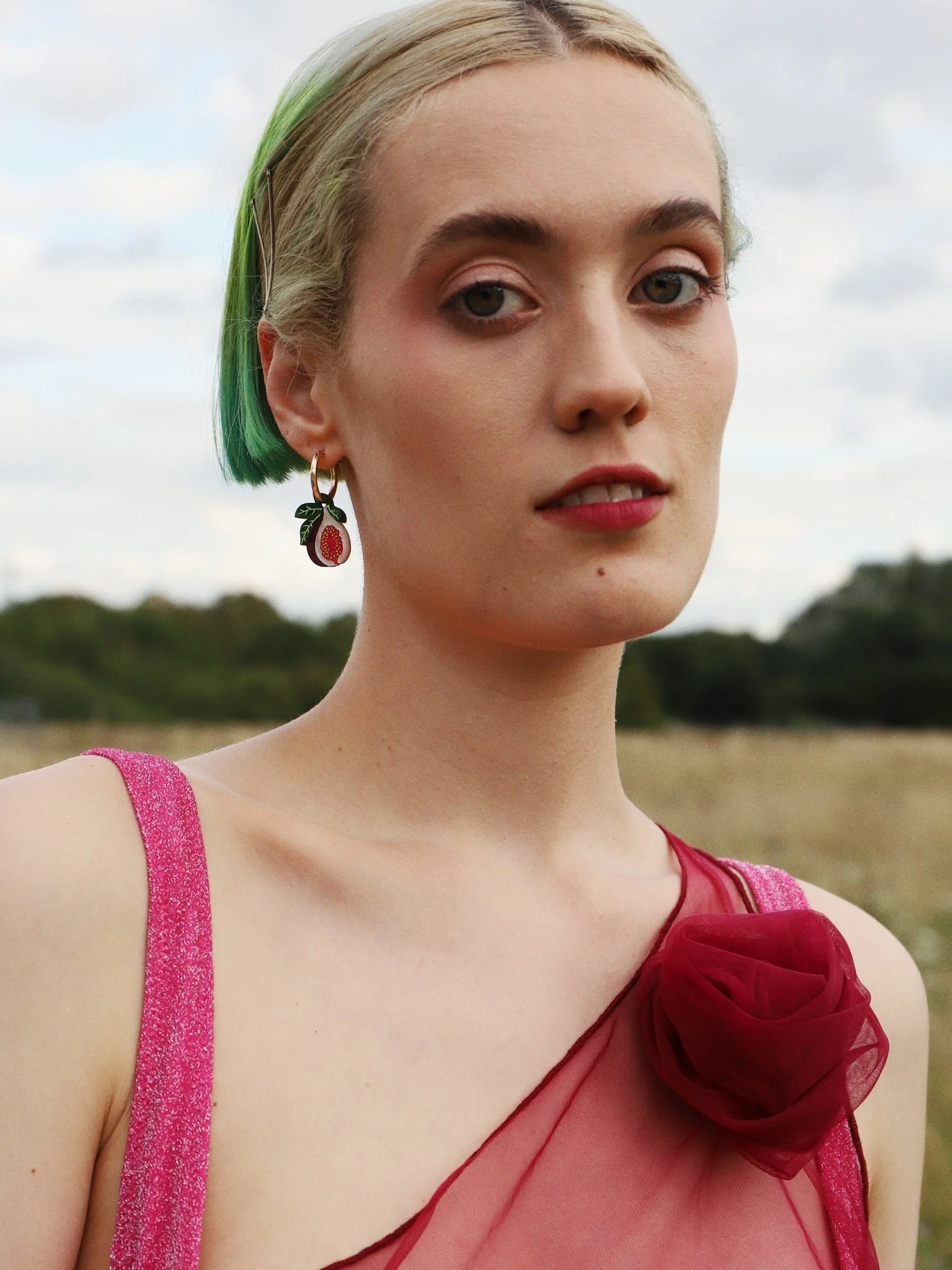 Wolf & Moon 無花果圈環，採用無花果形狀的壓克力與木質飾件，手工墨染細節與圈形耳環。.