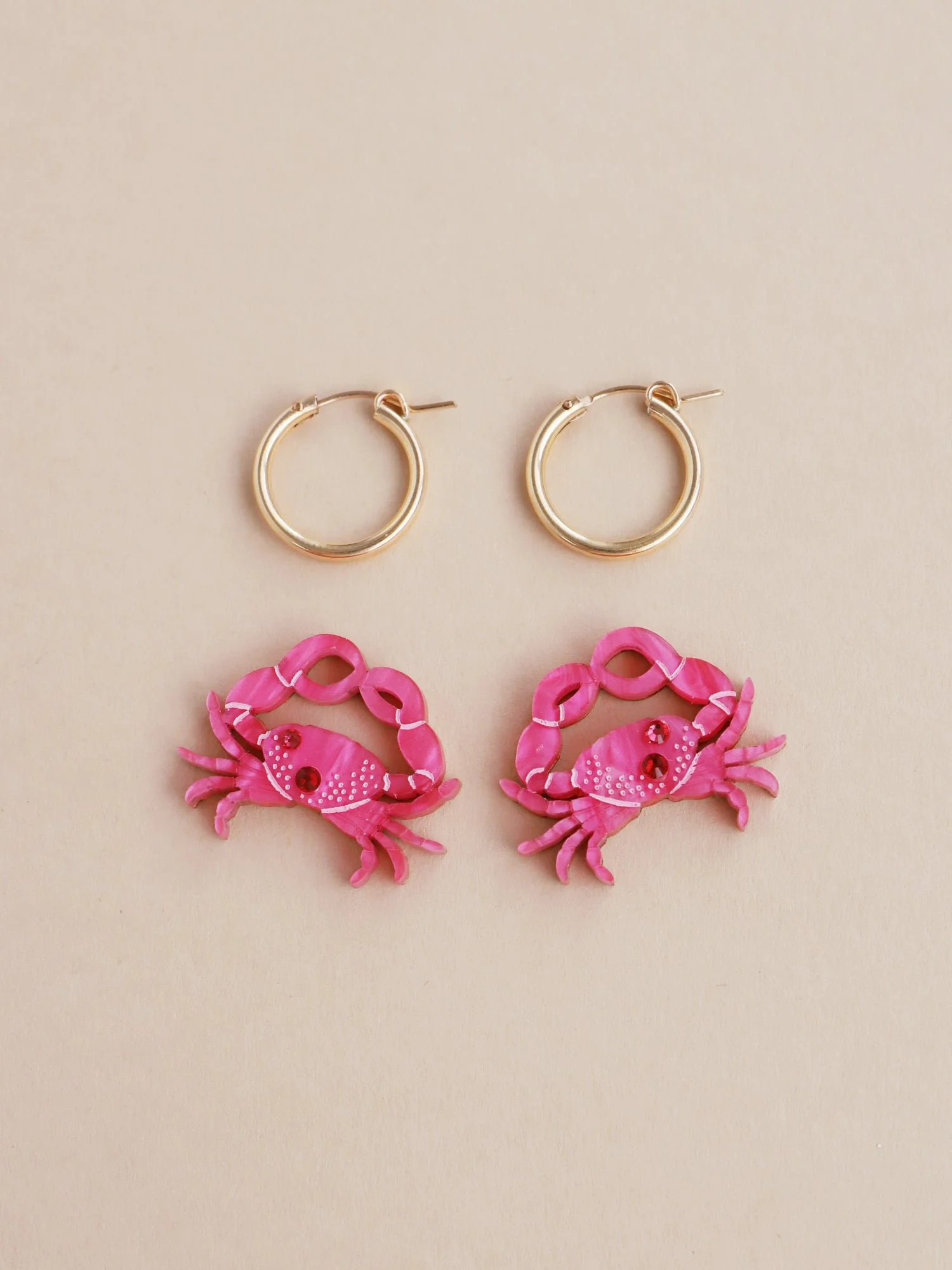 Wolf & Moon 螃蟹圈環，搭配雕塑感的螃蟹形壓克力飾件、晶石細節與金填充圈形耳環。.