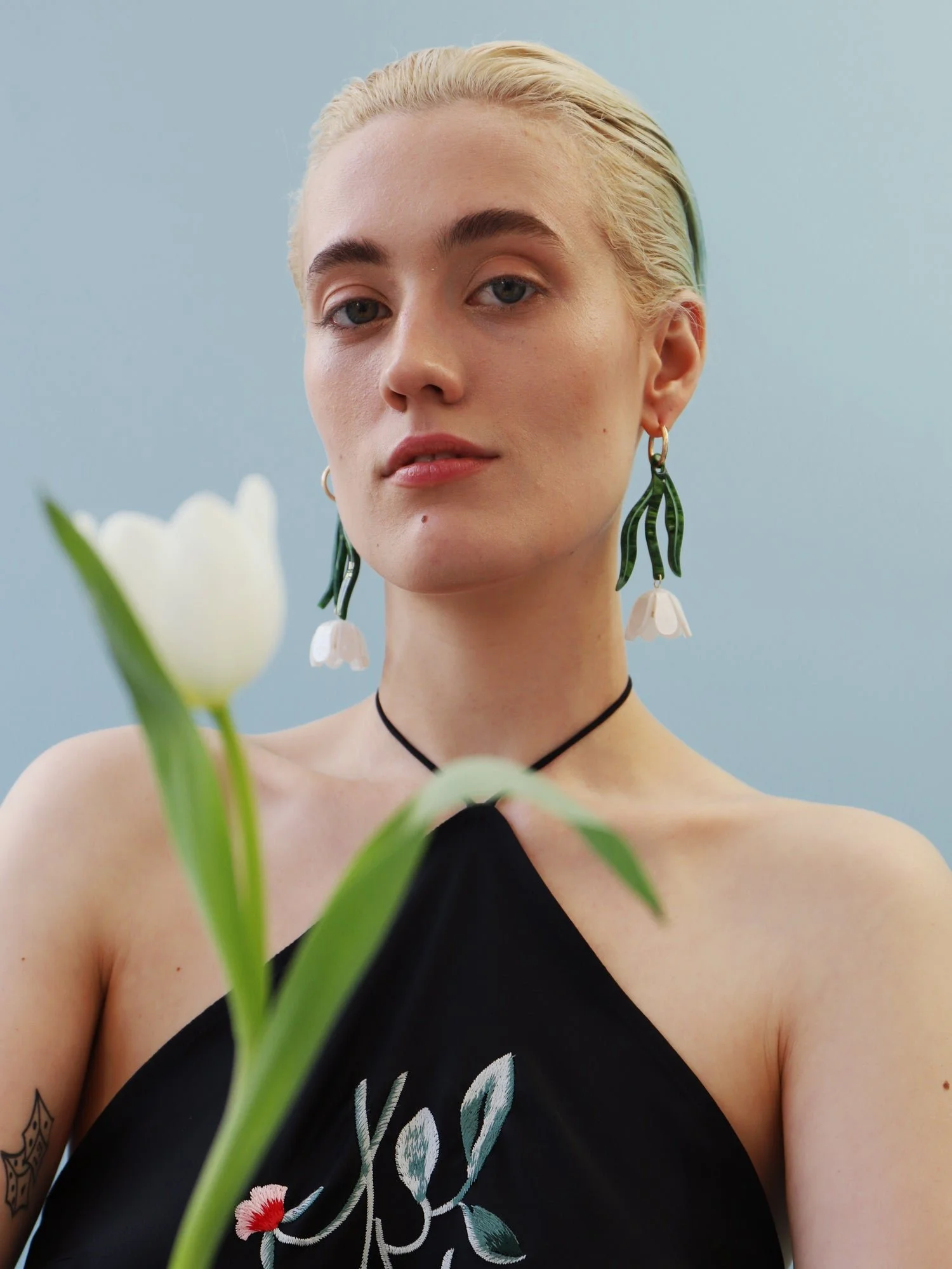 Wolf & Moon 鬱金香造型粗環（白色），搭配白色壓克力鬱金香花朵、玻璃珍珠細節與鍍金環圈。.