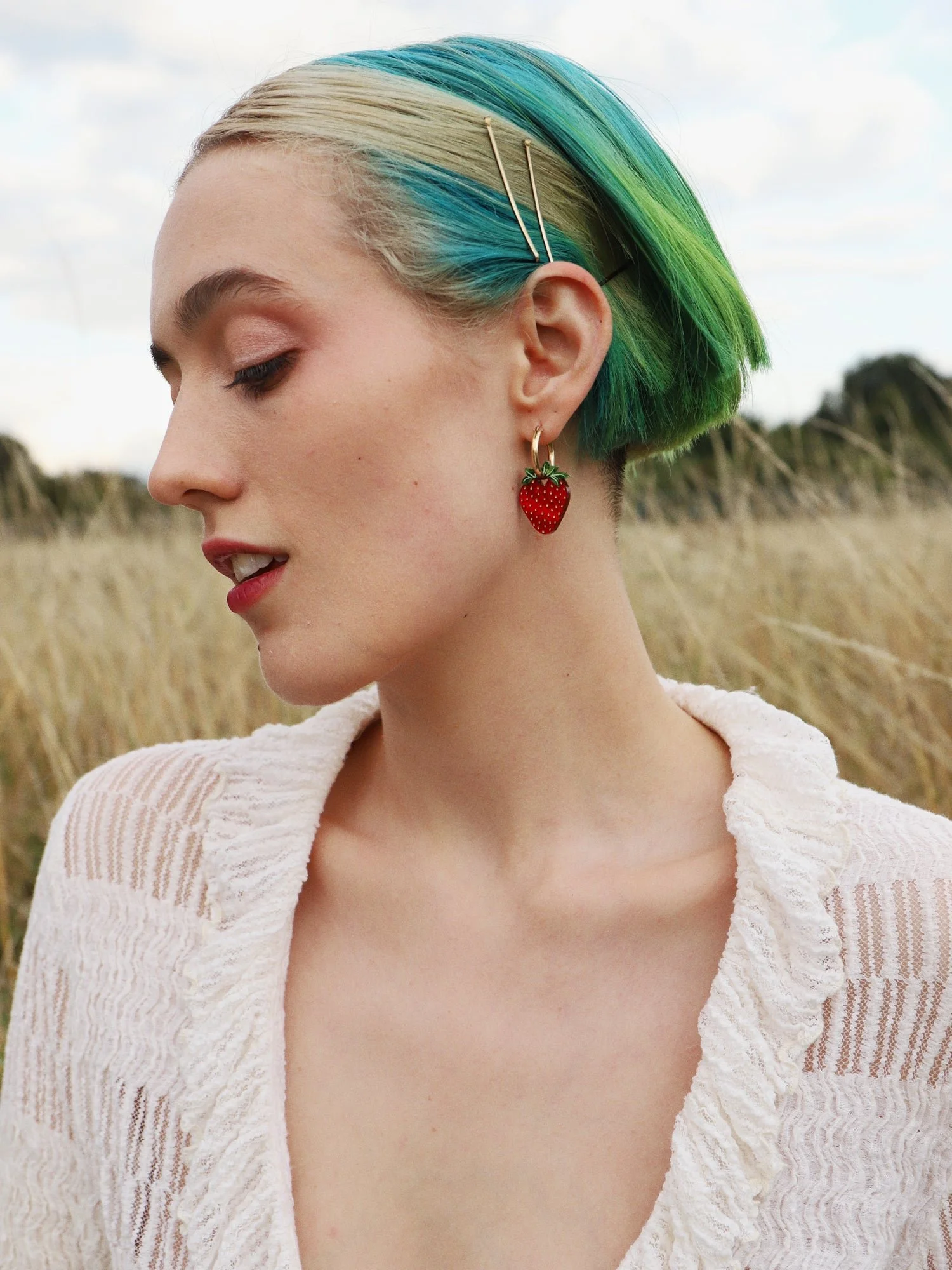 Wolf & Moon 草莓 II 吊環，配有紅色草莓飾件與金色圈形耳環。.