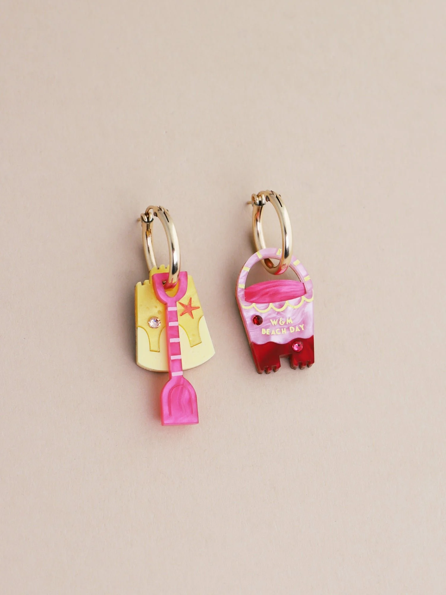 Wolf & Moon 桶與鏟環形耳環，搭配不對稱的桶與鏟壓克力吊飾、手繪細節與環形耳環。.