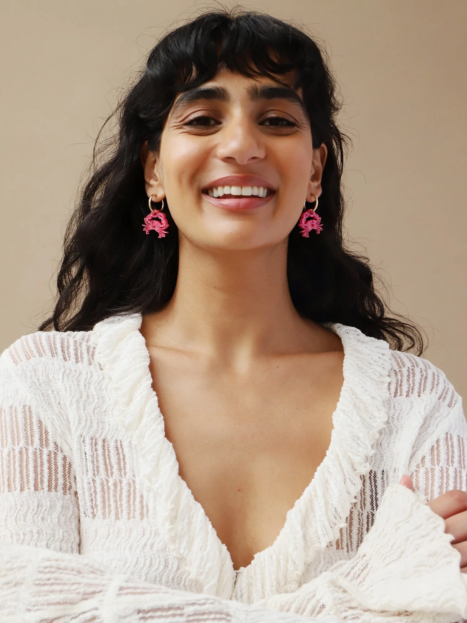 Wolf & Moon 螃蟹圈環，搭配雕塑感的螃蟹形壓克力飾件、晶石細節與金填充圈形耳環。.