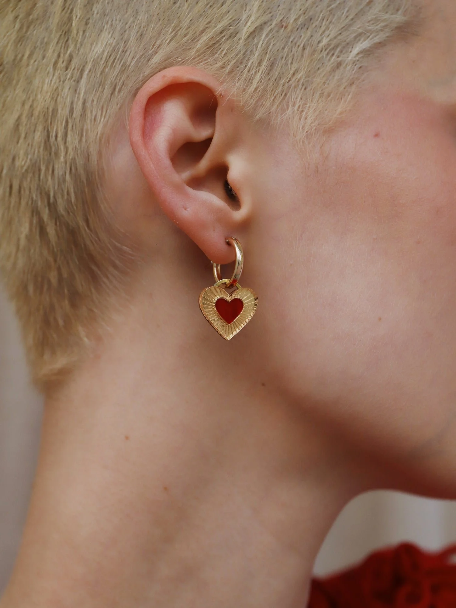 Wolf & Moon Robyn 滴形耳釘，採用藍色母貝，具心形滴狀細節、壓克力點綴與珍珠裝飾。.