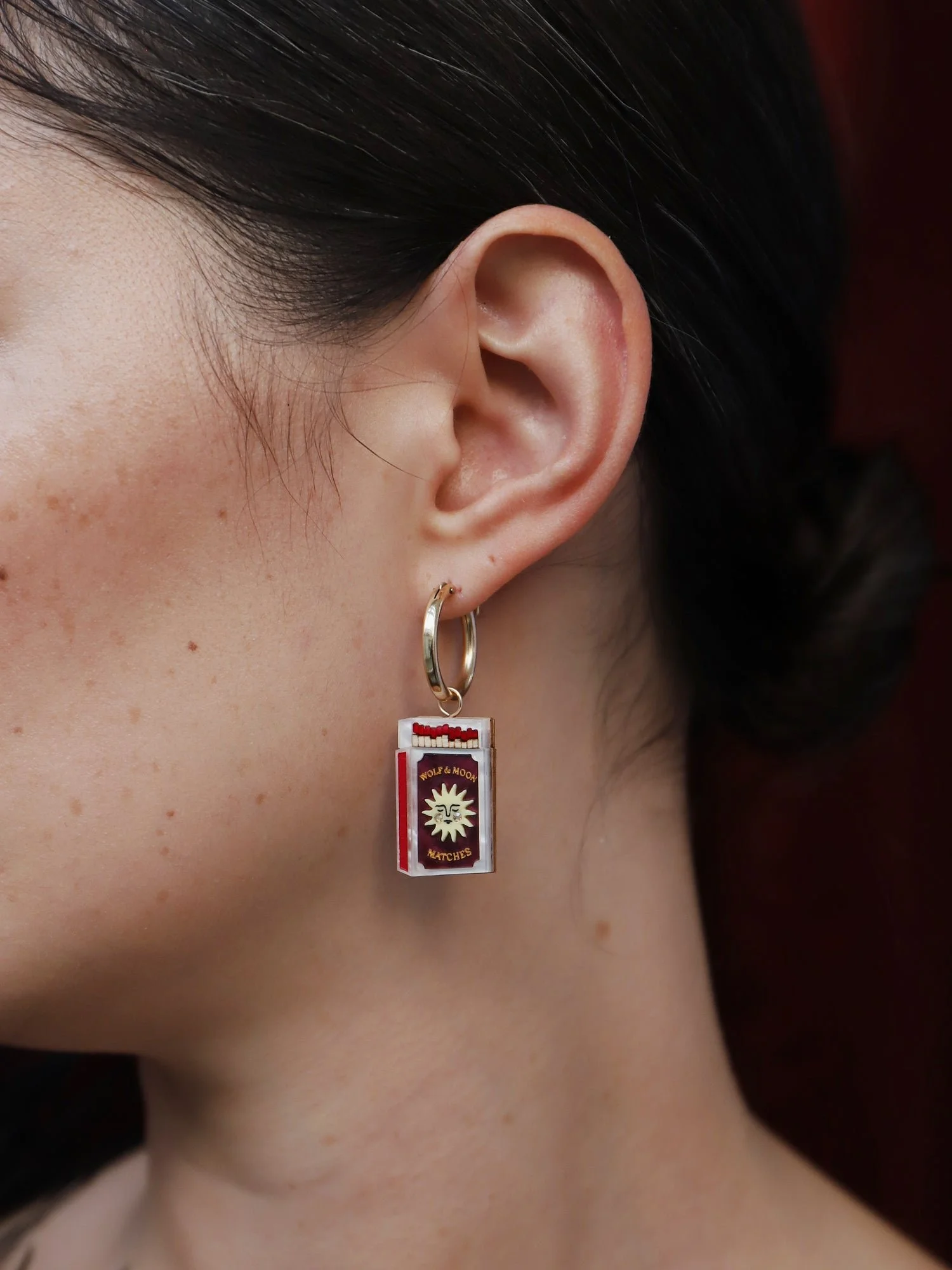 Wolf & Moon 盒子形環形耳環，配有盒子造型壓克力吊飾、手繪細節與金填充環形耳環。.