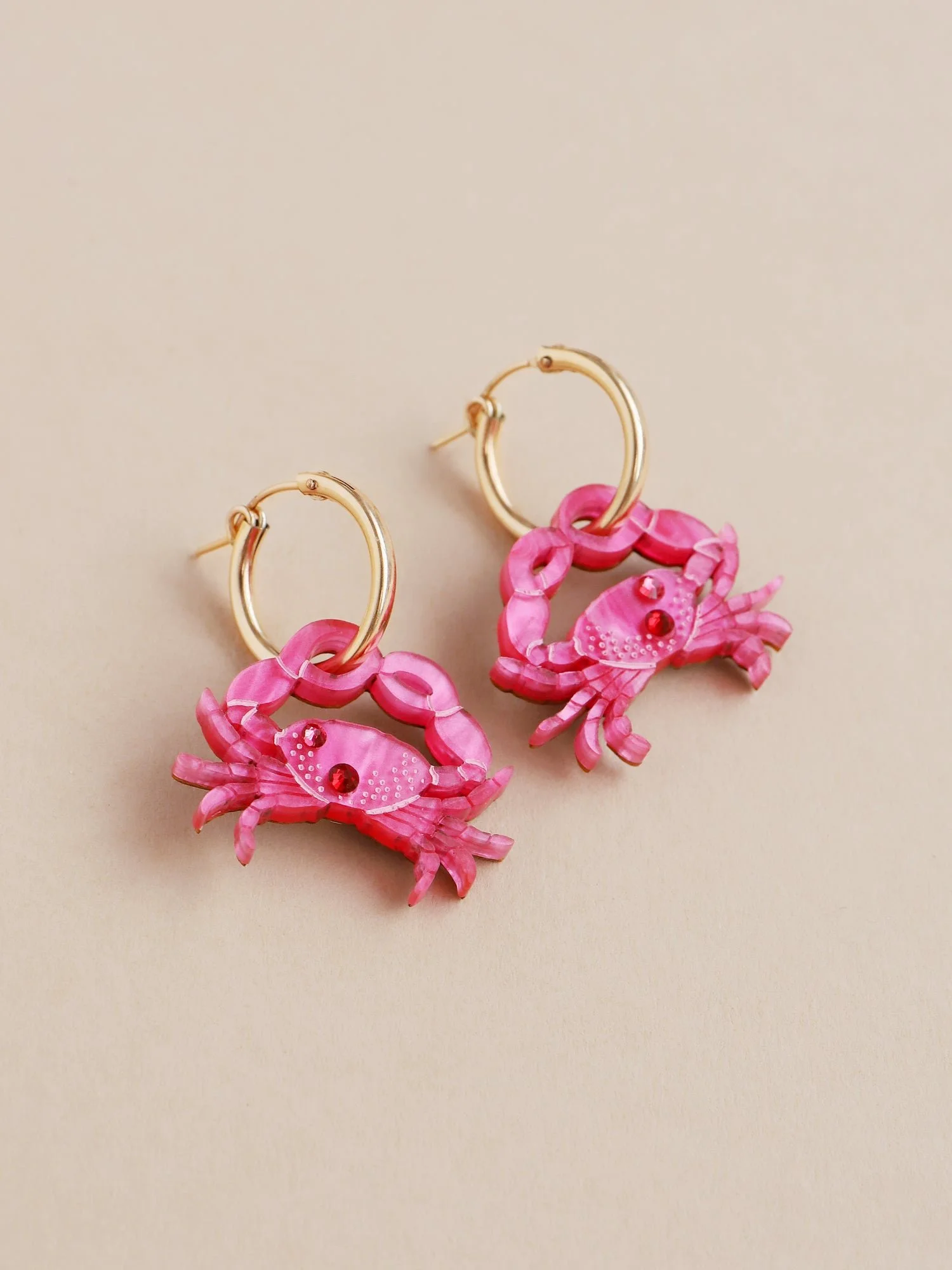 Wolf & Moon 螃蟹圈環，搭配雕塑感的螃蟹形壓克力飾件、晶石細節與金填充圈形耳環。.