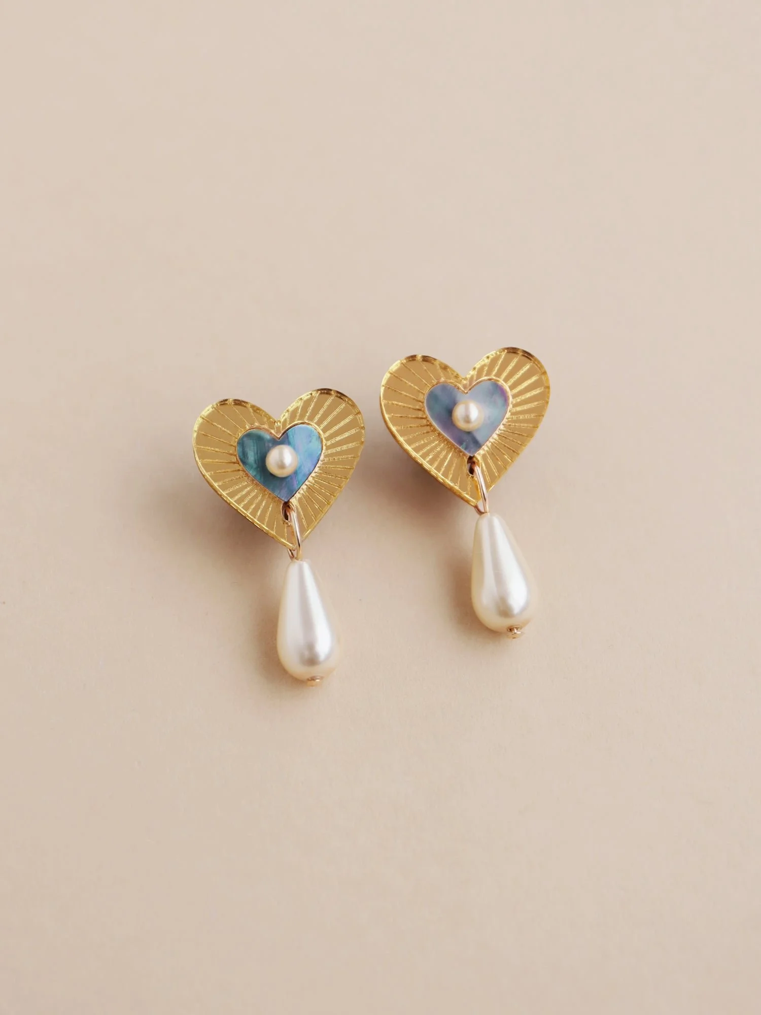 Wolf & Moon Robyn 滴形耳釘，採用藍色母貝，具心形滴狀細節、壓克力點綴與珍珠裝飾。.